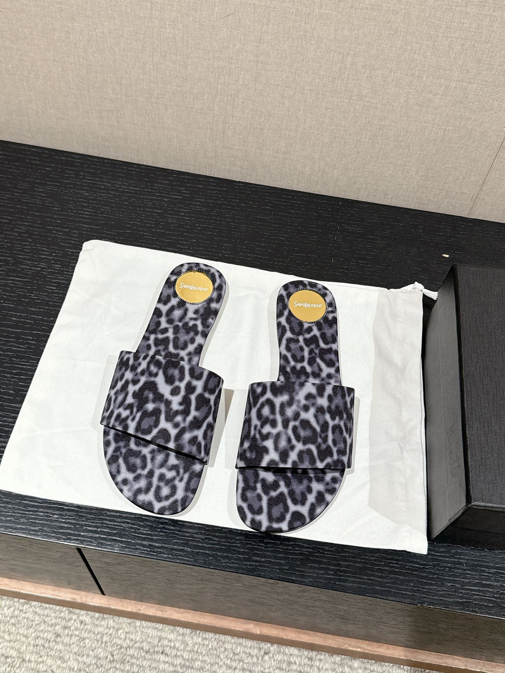 SL CARLYLE LEOPARD SLIPPERS BLACK-WHITE CANVAS