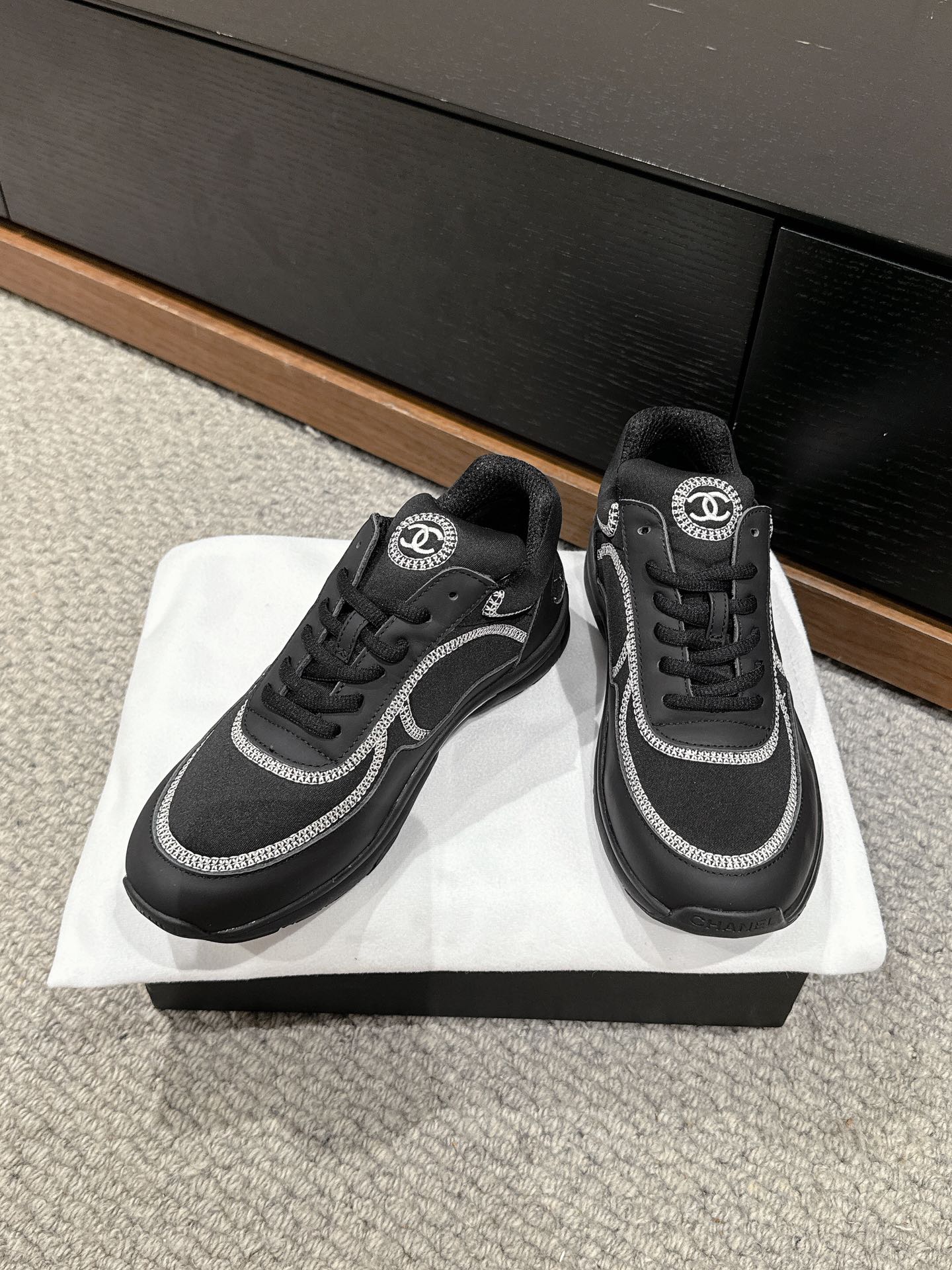 CLASSIC TRAINER IN BLACK FABRIC