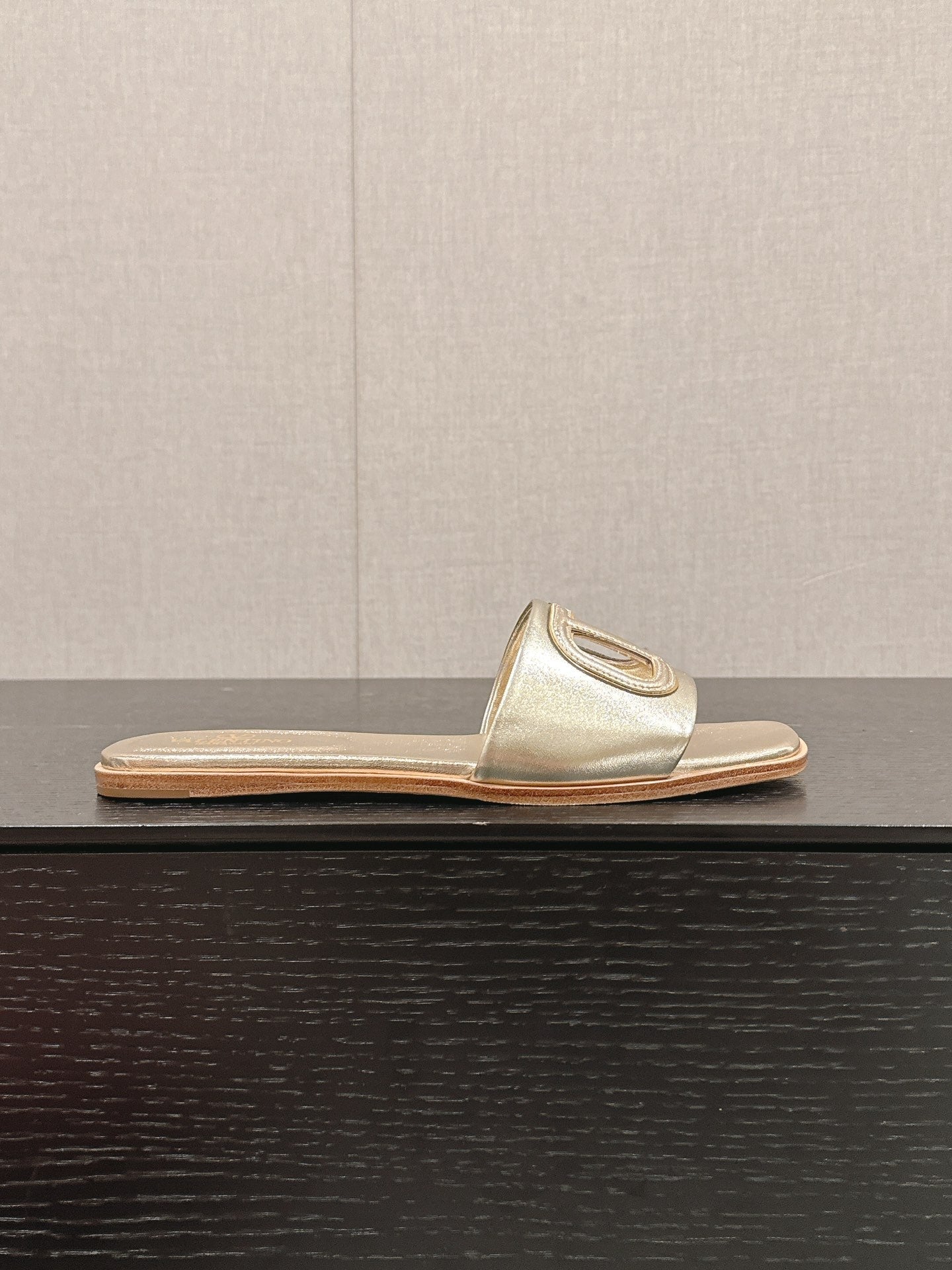 VLOGO CUT-OUT GOLD CALFSKIN SLIDE SANDAL