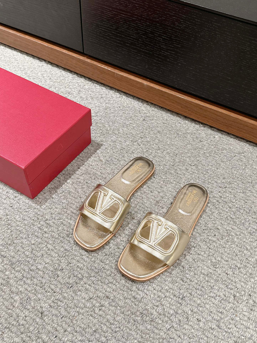 VLOGO CUT-OUT GOLD CALFSKIN SLIDE SANDAL