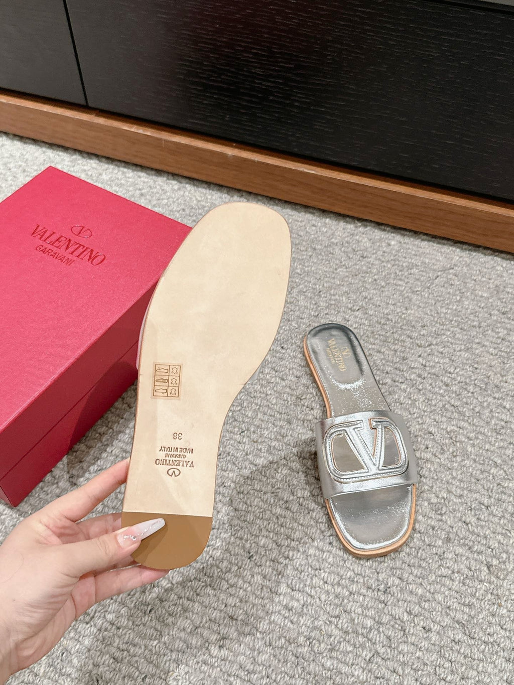 VLOGO CUT-OUT SILVER CALFSKIN SLIDE SANDAL