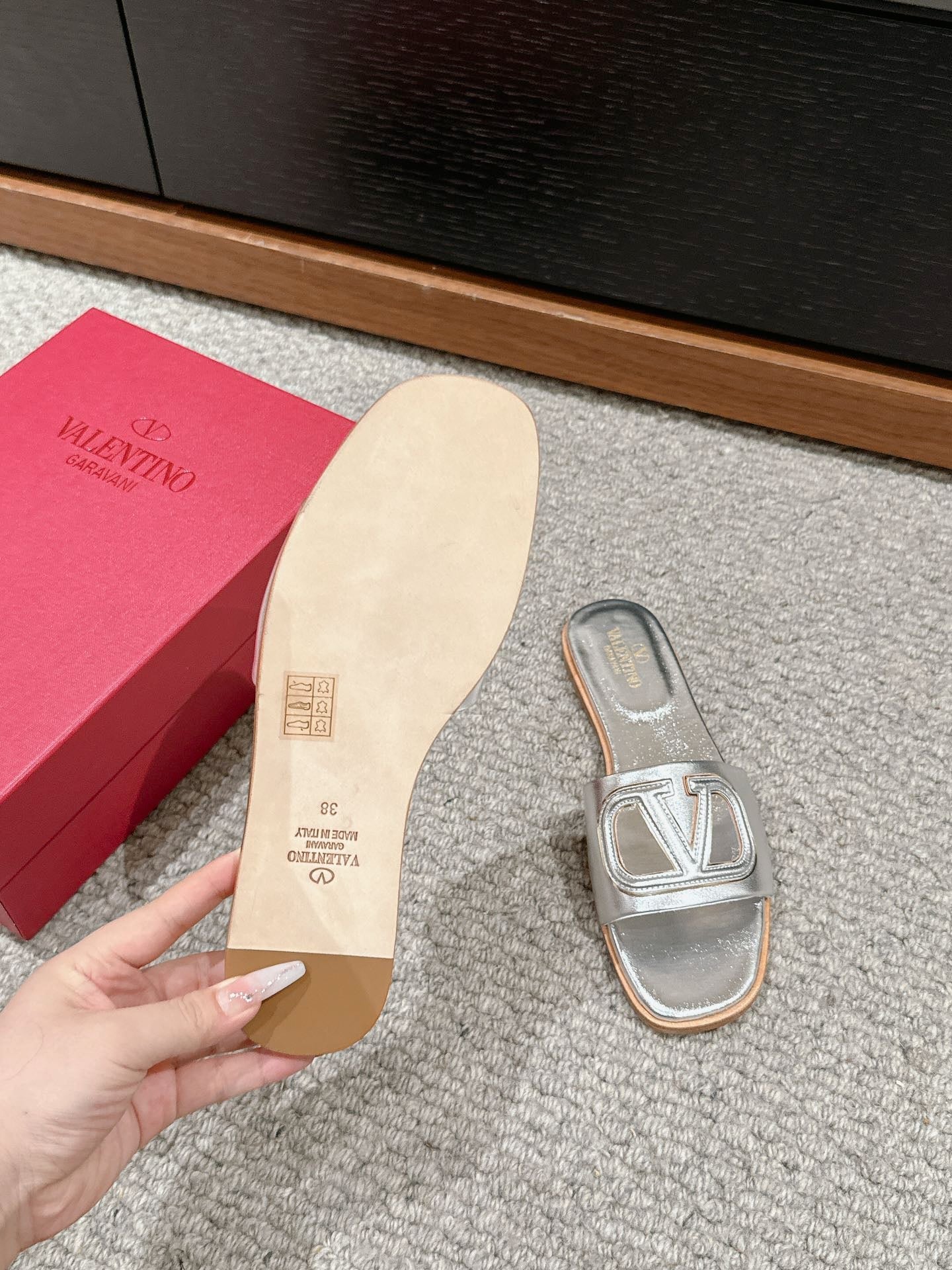 VLOGO CUT-OUT SILVER CALFSKIN SLIDE SANDAL