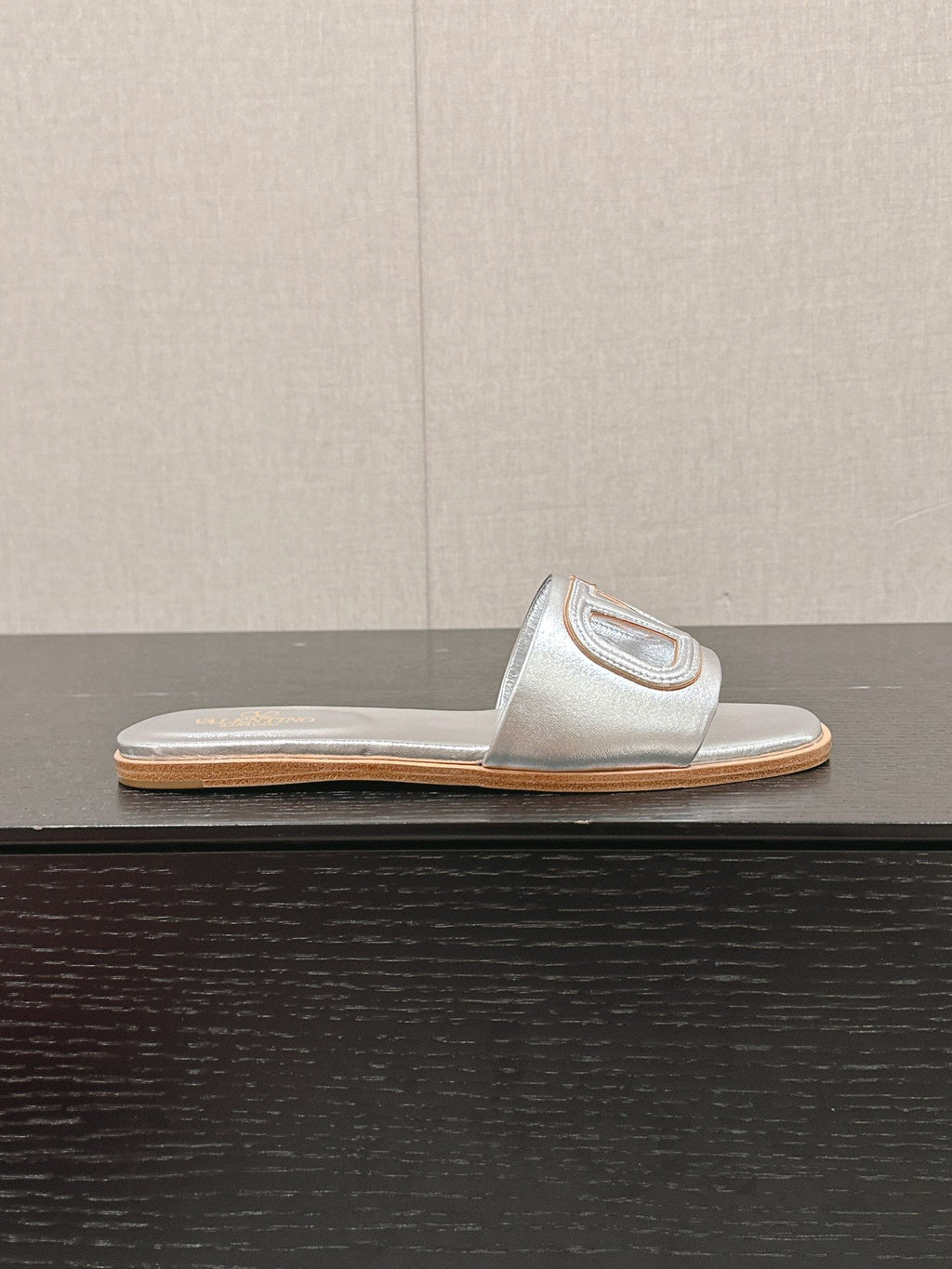 VLOGO CUT-OUT SILVER CALFSKIN SLIDE SANDAL