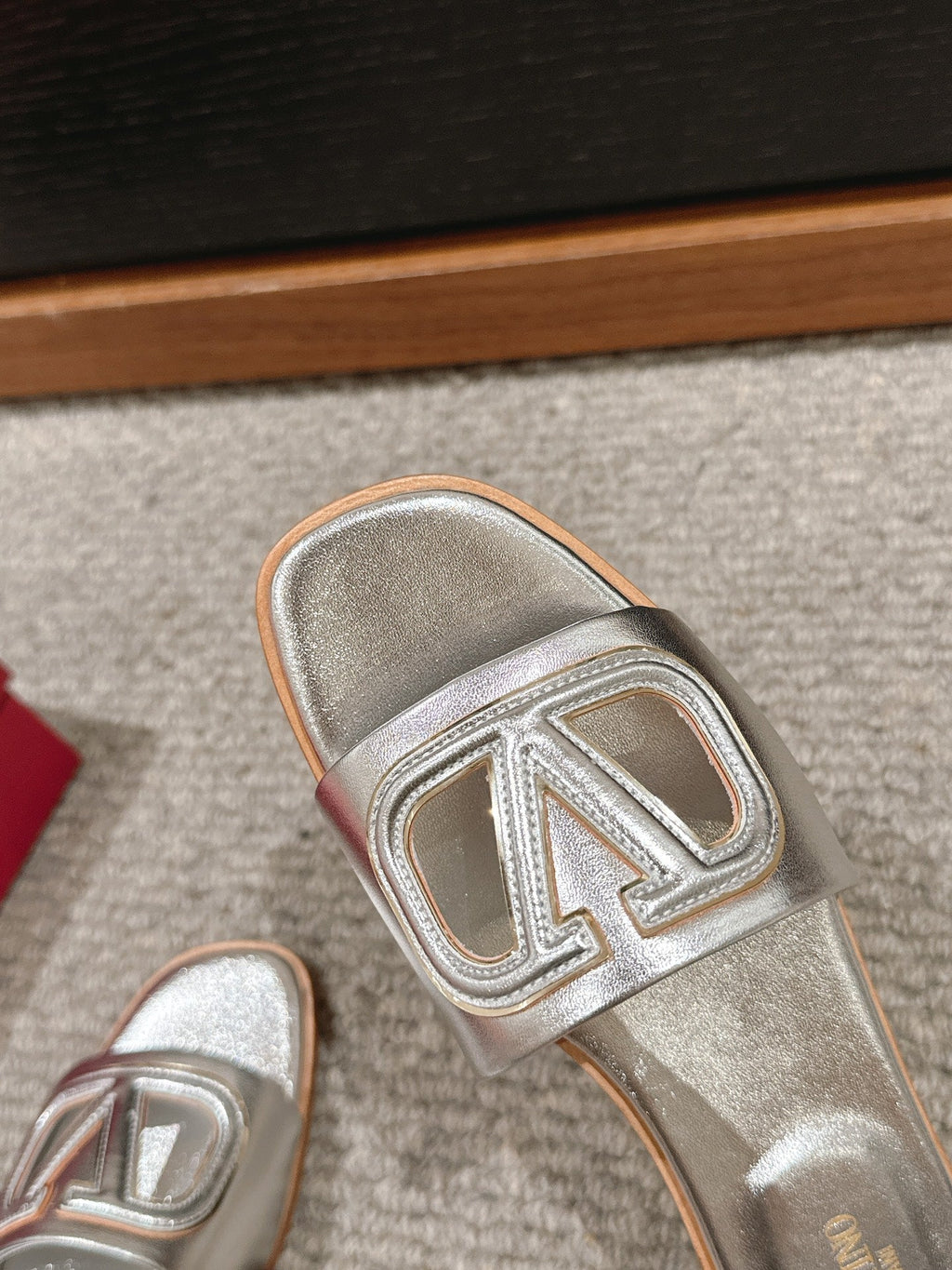 VLOGO CUT-OUT SILVER CALFSKIN SLIDE SANDAL