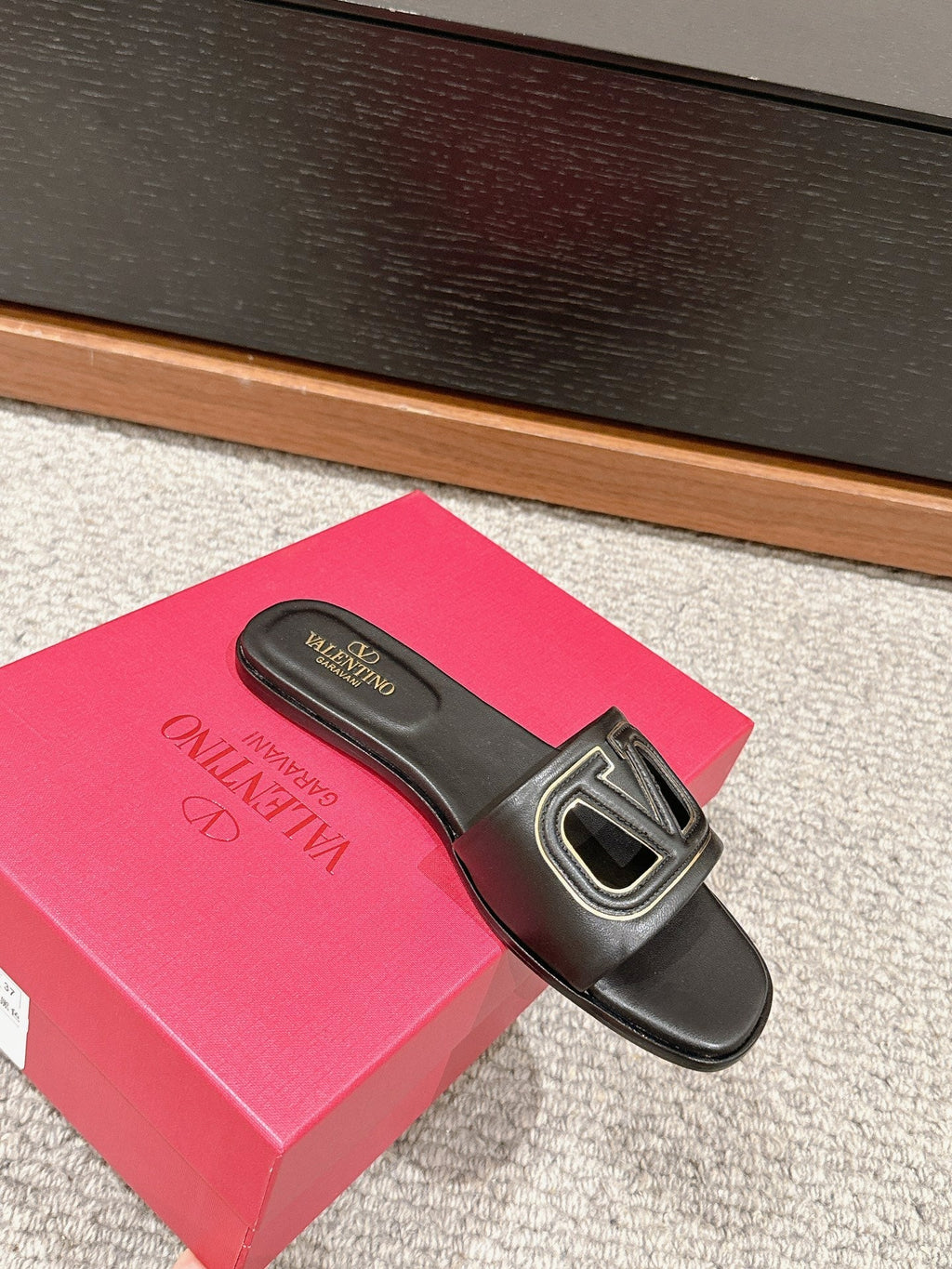 VLOGO CUT-OUT BLACK CALFSKIN SLIDE SANDAL