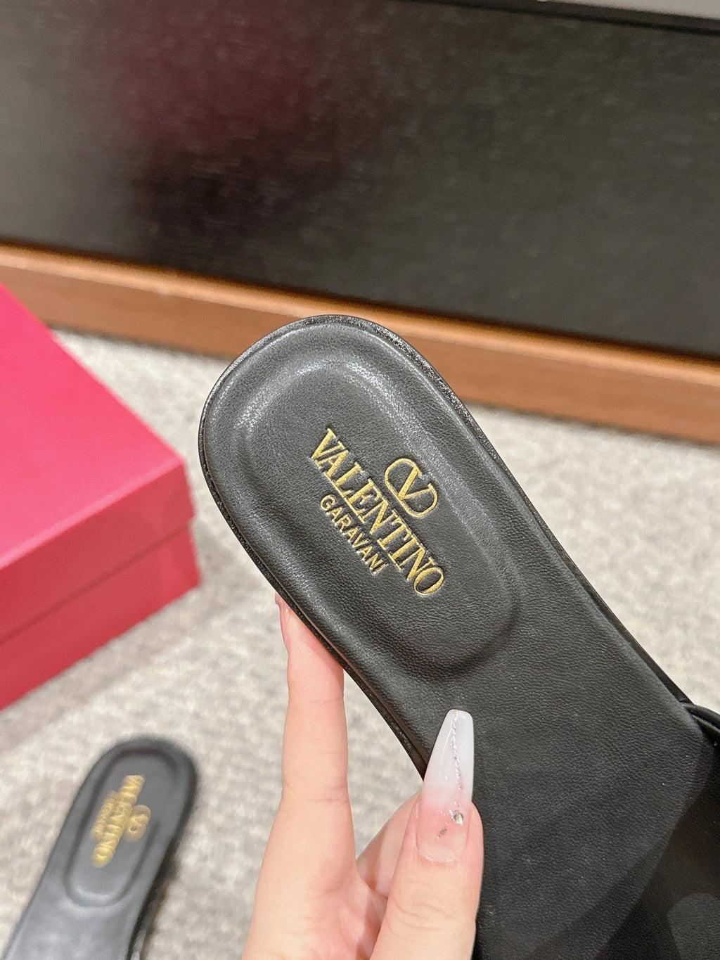 VLOGO CUT-OUT BLACK CALFSKIN SLIDE SANDAL