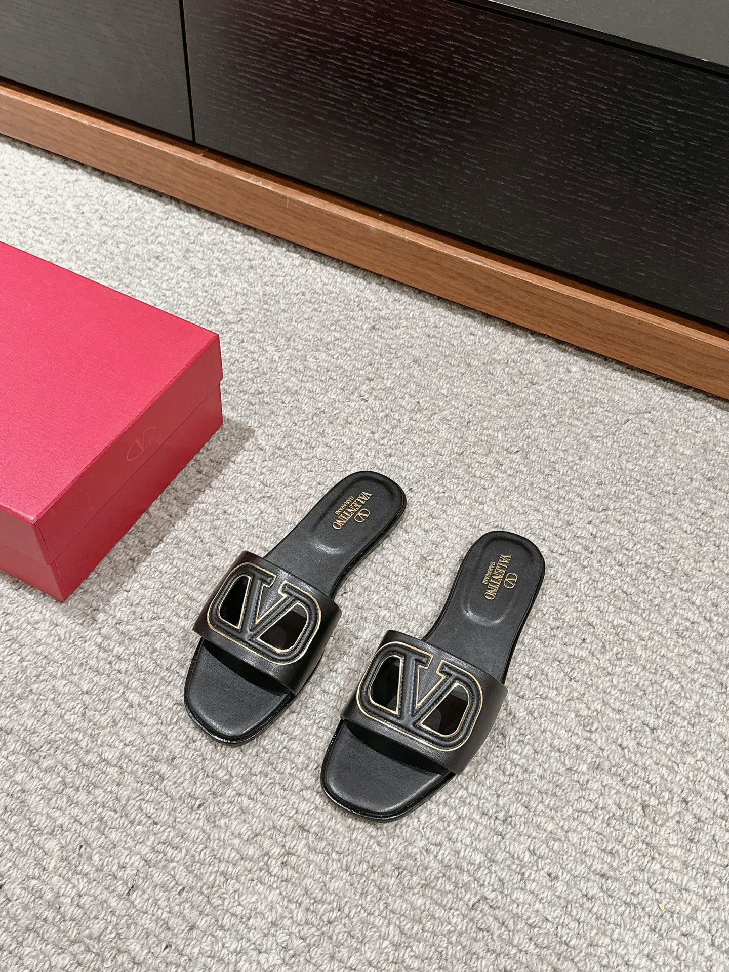 VLOGO CUT-OUT BLACK CALFSKIN SLIDE SANDAL