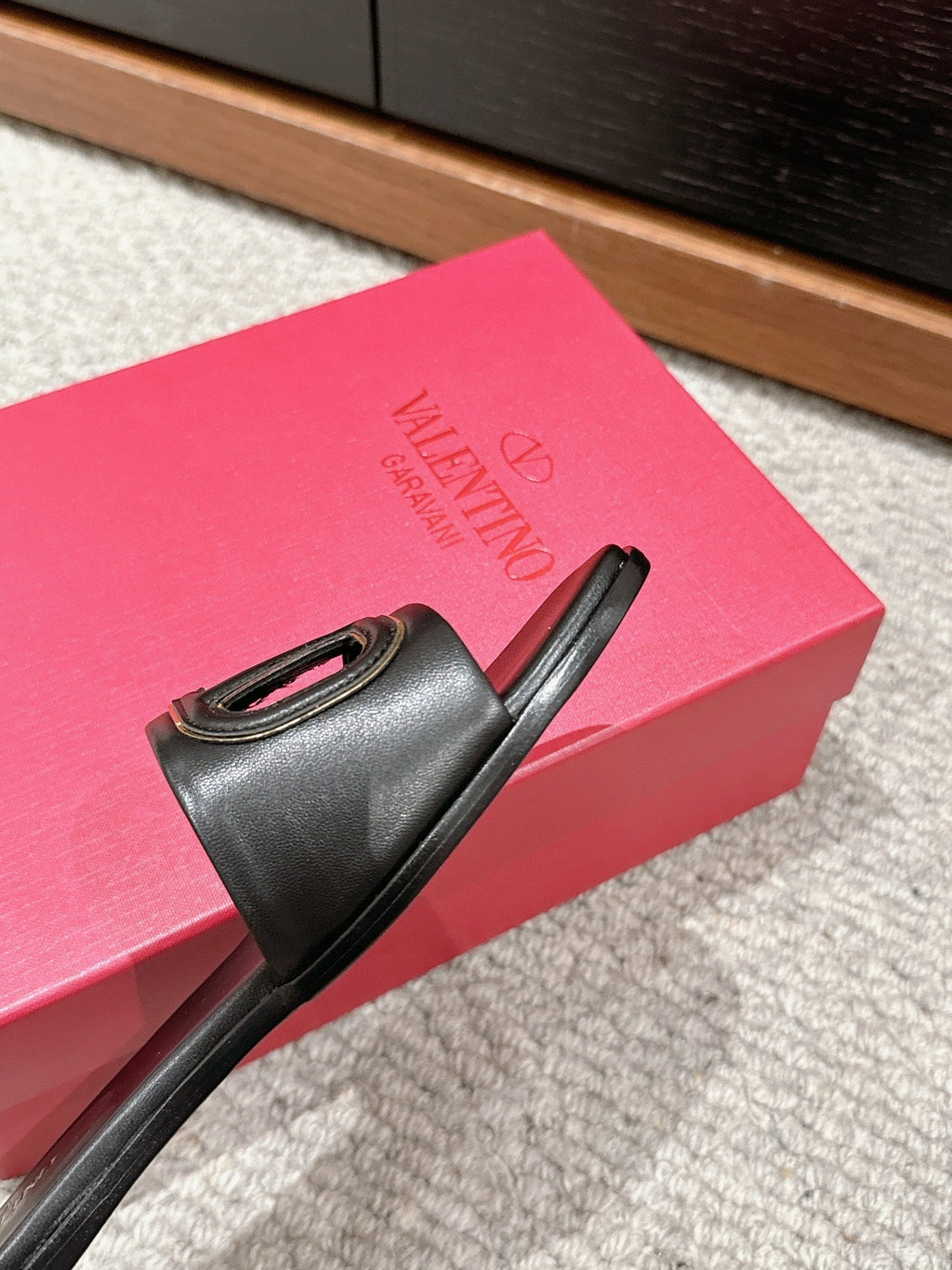 VLOGO CUT-OUT BLACK CALFSKIN SLIDE SANDAL