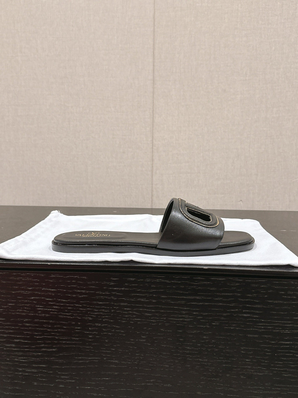 VLOGO CUT-OUT BLACK CALFSKIN SLIDE SANDAL