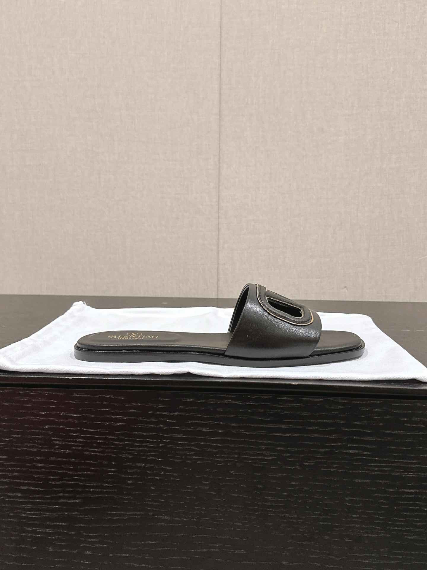 VLOGO CUT-OUT BLACK CALFSKIN SLIDE SANDAL