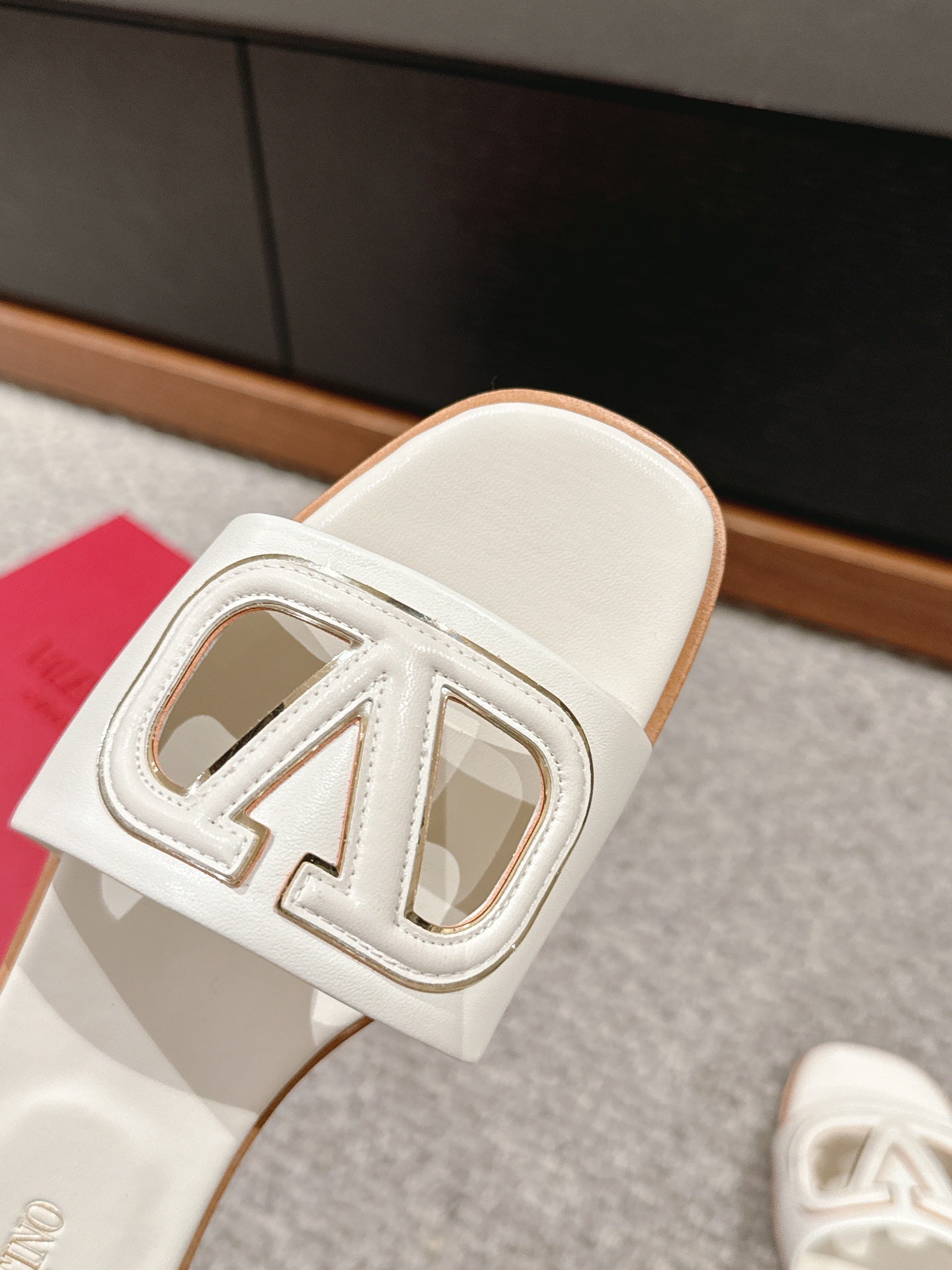 VLOGO CUT-OUT WHITE CALFSKIN SLIDE SANDAL