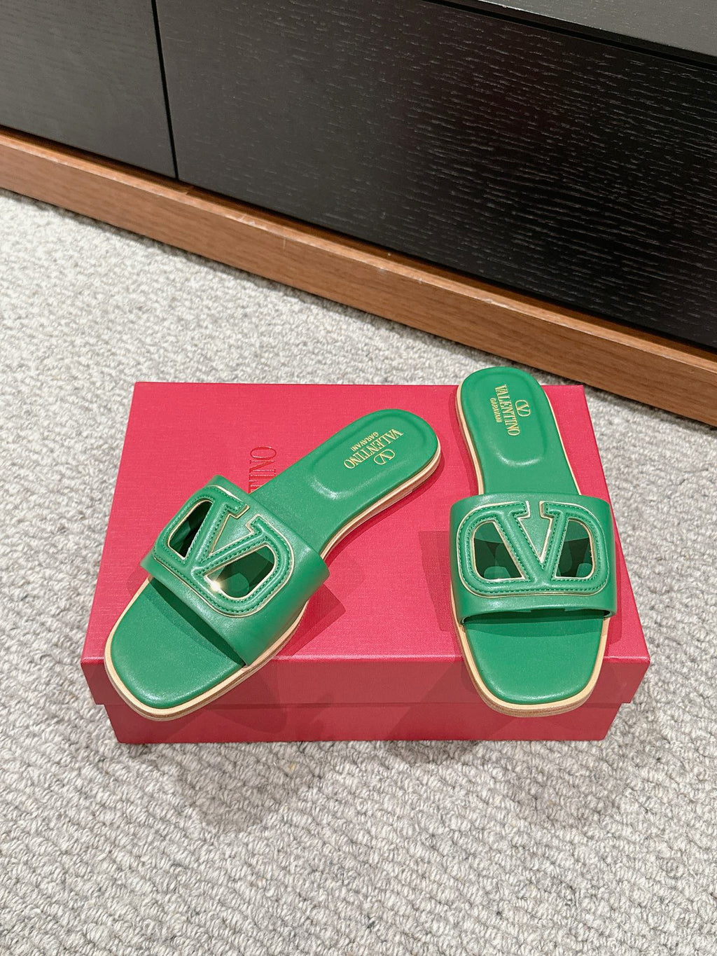 VLOGO CUT-OUT EMERALD GREEN CALFSKIN SLIDE SANDAL