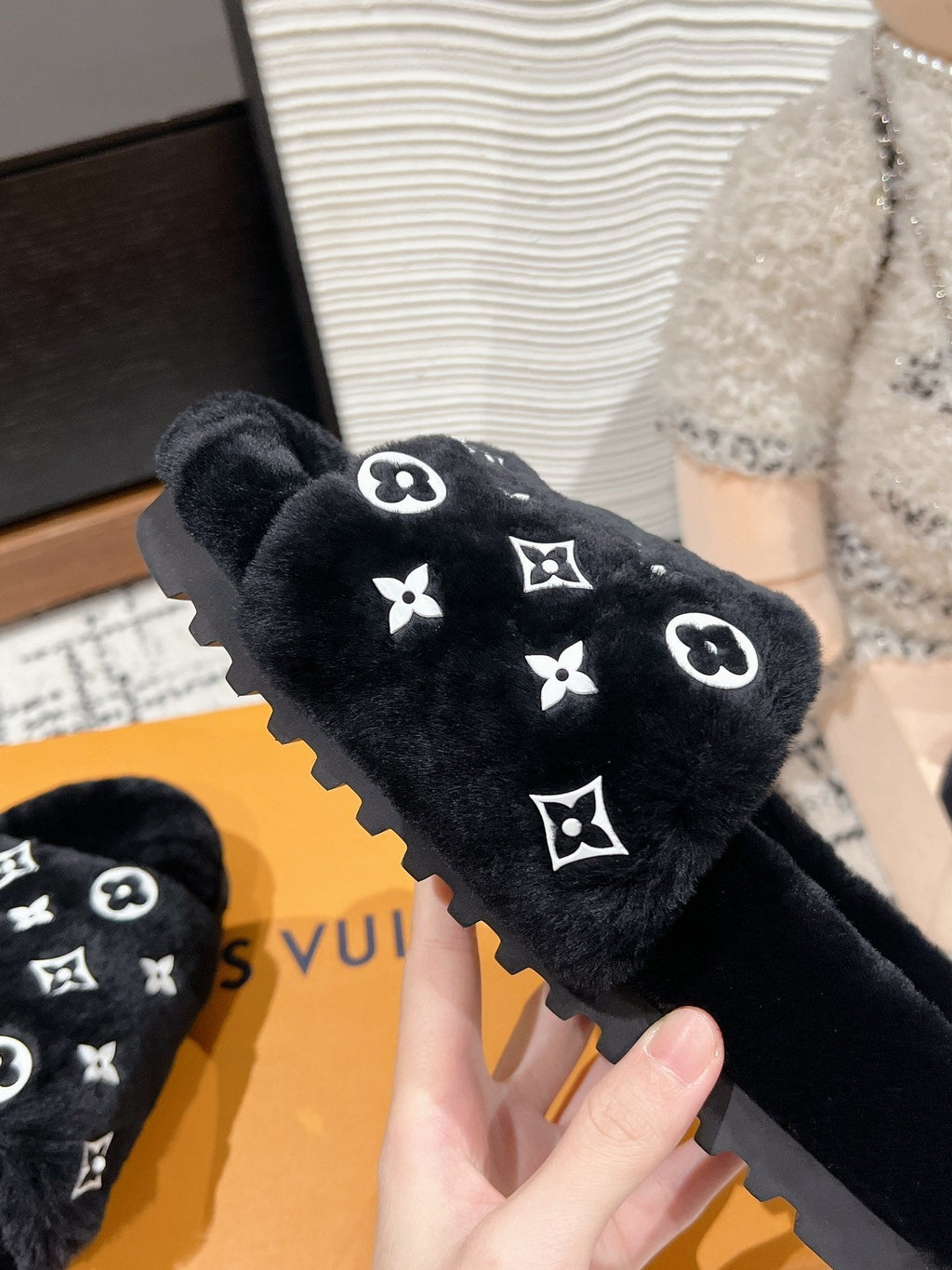 SLIPPER IN BLACK WOOL WITH WHITE LOGO