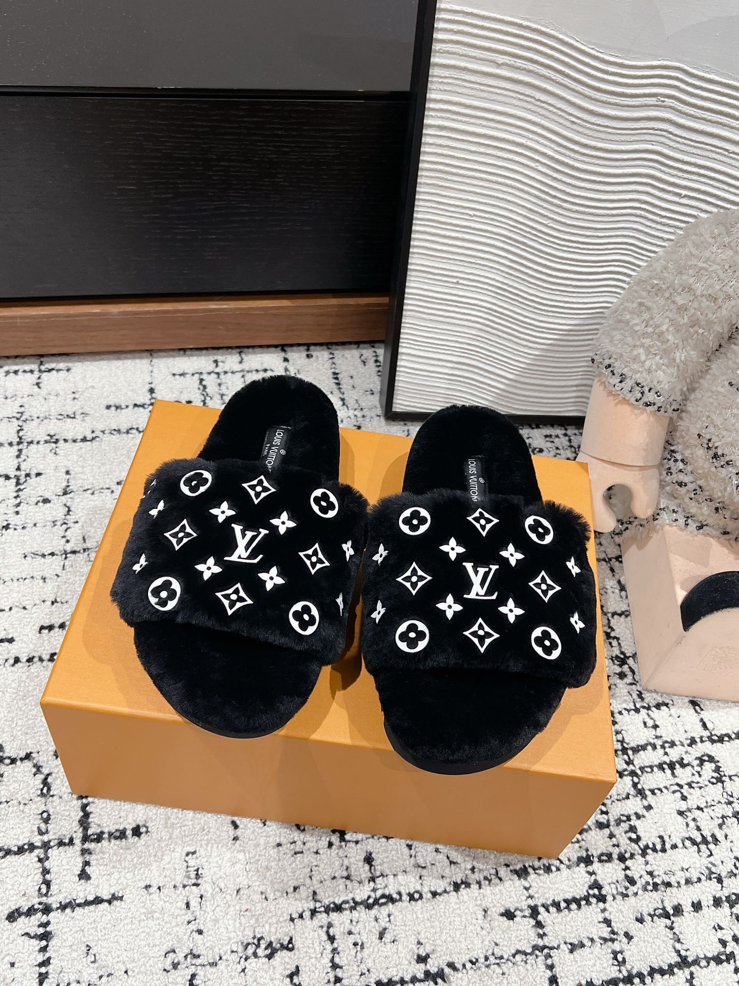 SLIPPER IN BLACK WOOL WITH WHITE LOGO