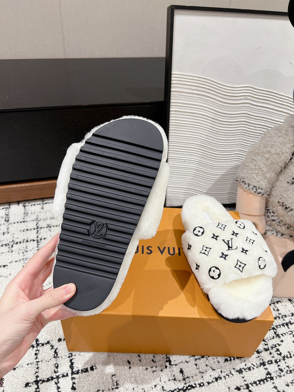 SLIPPER IN WHITE WOOL WITH BLACK LOGO