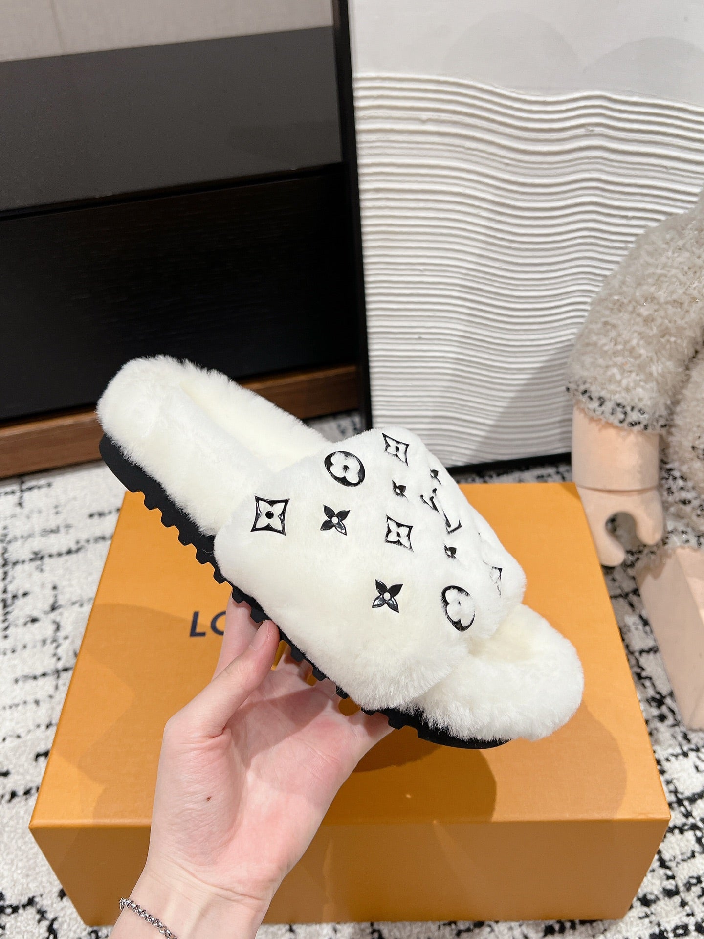 SLIPPER IN WHITE WOOL WITH BLACK LOGO