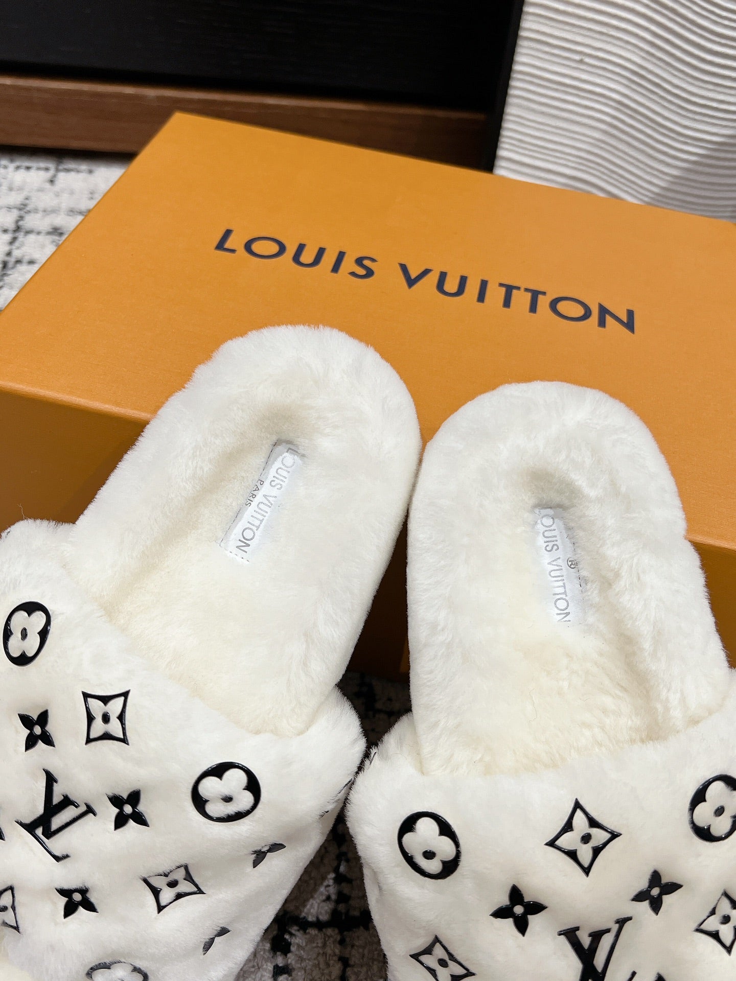 SLIPPER IN WHITE WOOL WITH BLACK LOGO