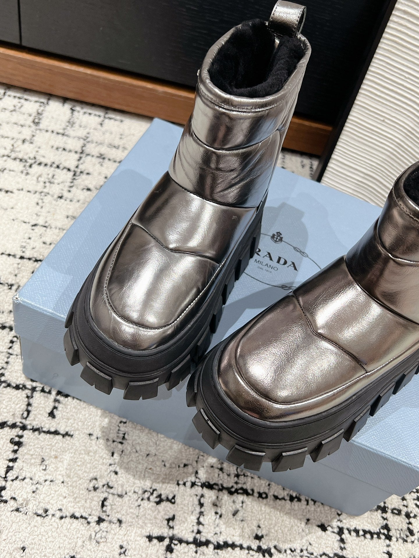 MONOLITH ANKLE BOOTS IN METALLIC GRAY CALFSKIN AND LAMB FUR LINING