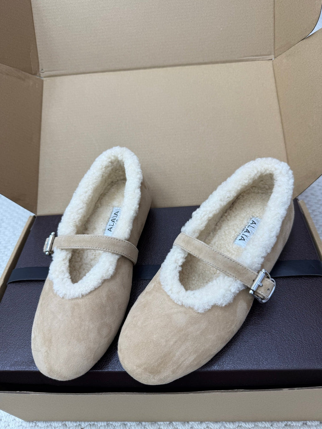 ALAIA 25S SHEARLING BALLET FLATS IN DARK BEIGE SUEDE