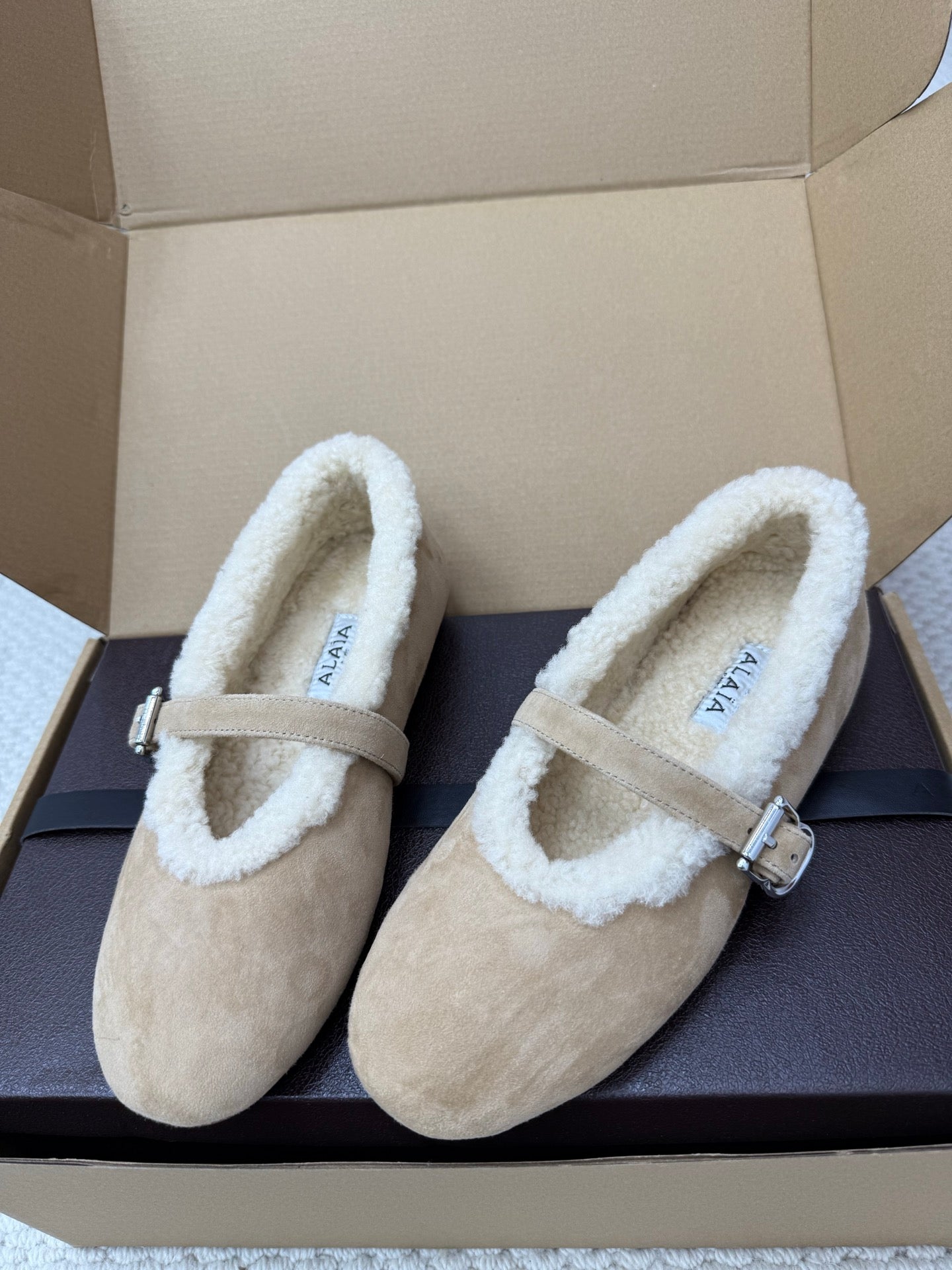 ALAIA 25S SHEARLING BALLET FLATS IN DARK BEIGE SUEDE
