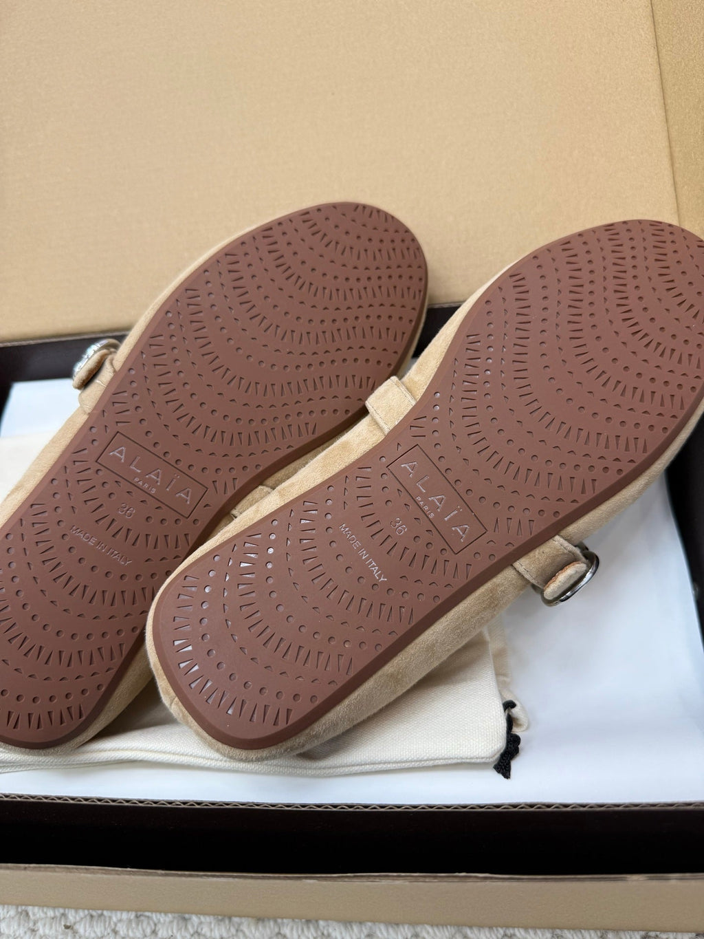 ALAIA 25S SHEARLING BALLET FLATS IN DARK BEIGE SUEDE