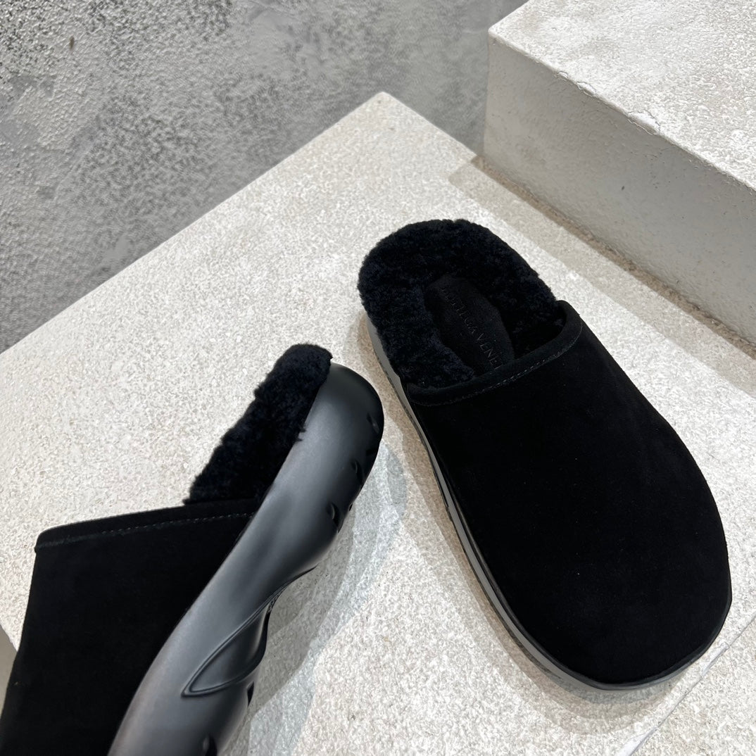 SNAP SLIPPER IN BLACK SUEDE AND SHEARLING LINING