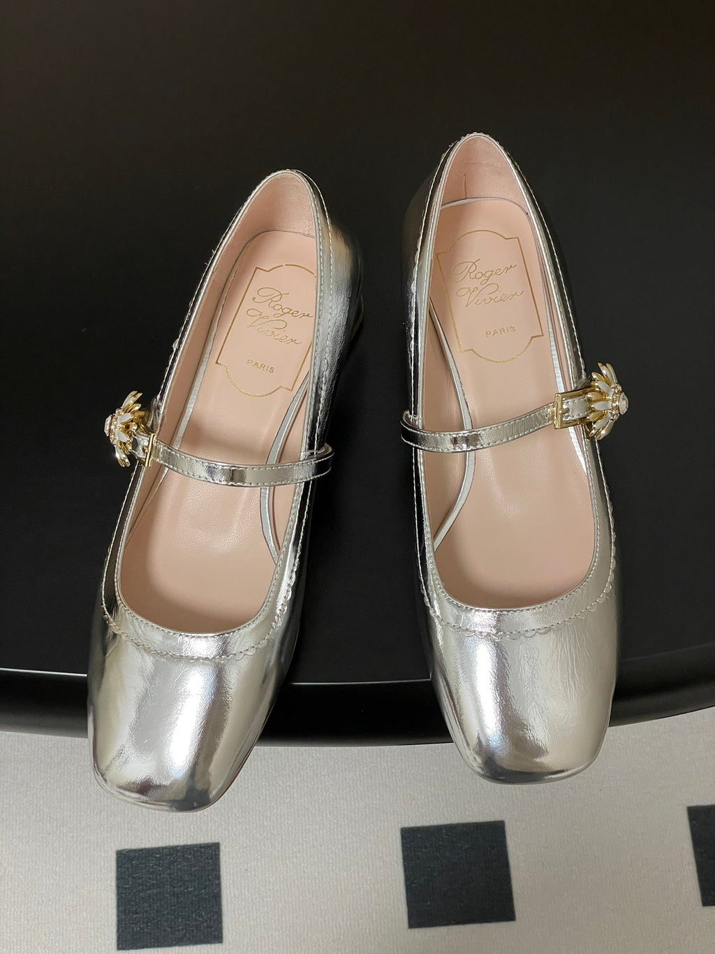 TRÈS VIVIER MARY JANE PUMPS IN SILVER PATENT CALFSKIN