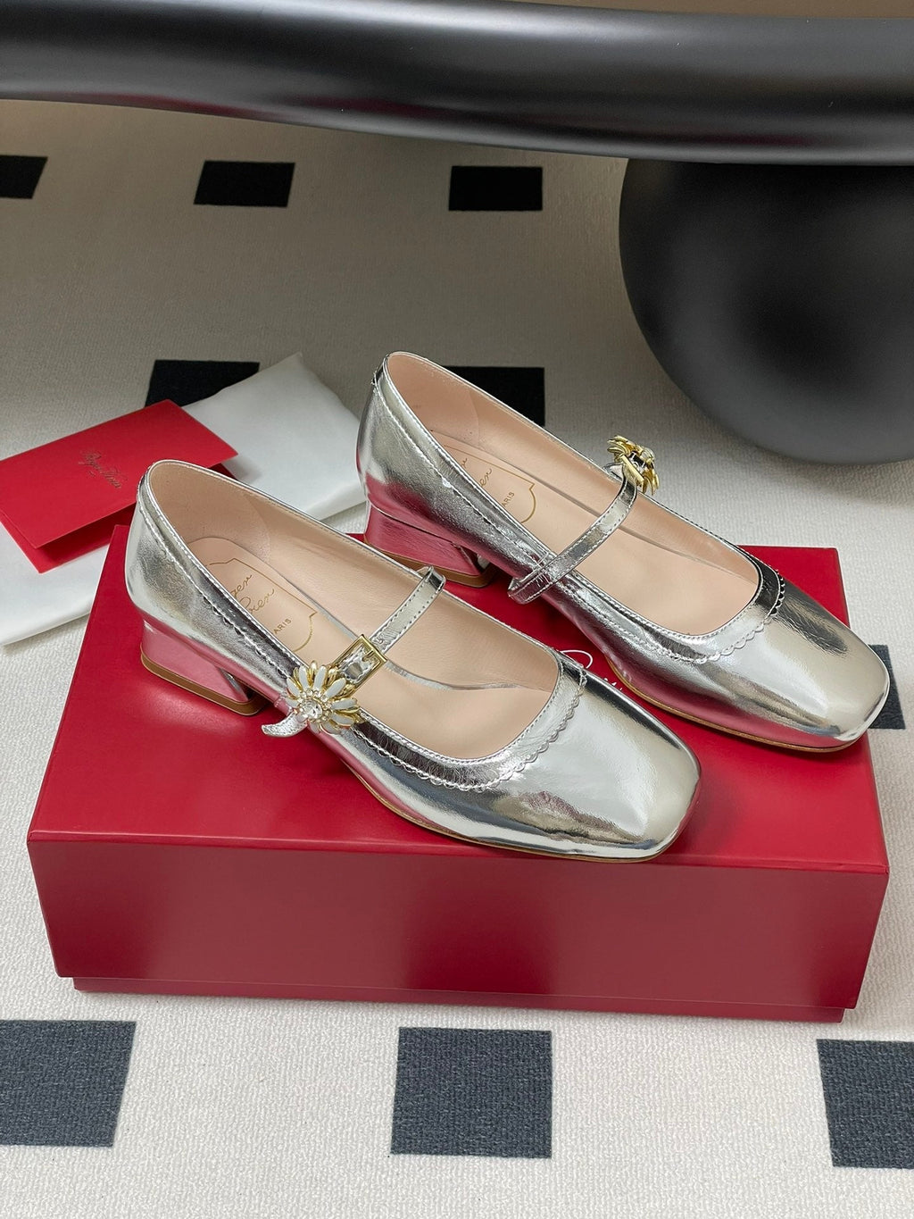 TRÈS VIVIER MARY JANE PUMPS IN SILVER PATENT CALFSKIN