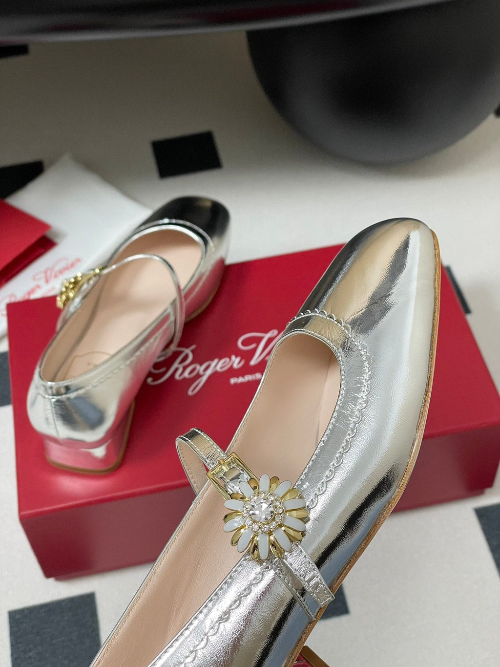 TRÈS VIVIER MARY JANE PUMPS IN SILVER PATENT CALFSKIN