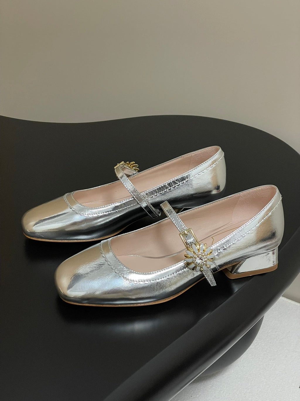 TRÈS VIVIER MARY JANE PUMPS IN SILVER PATENT CALFSKIN