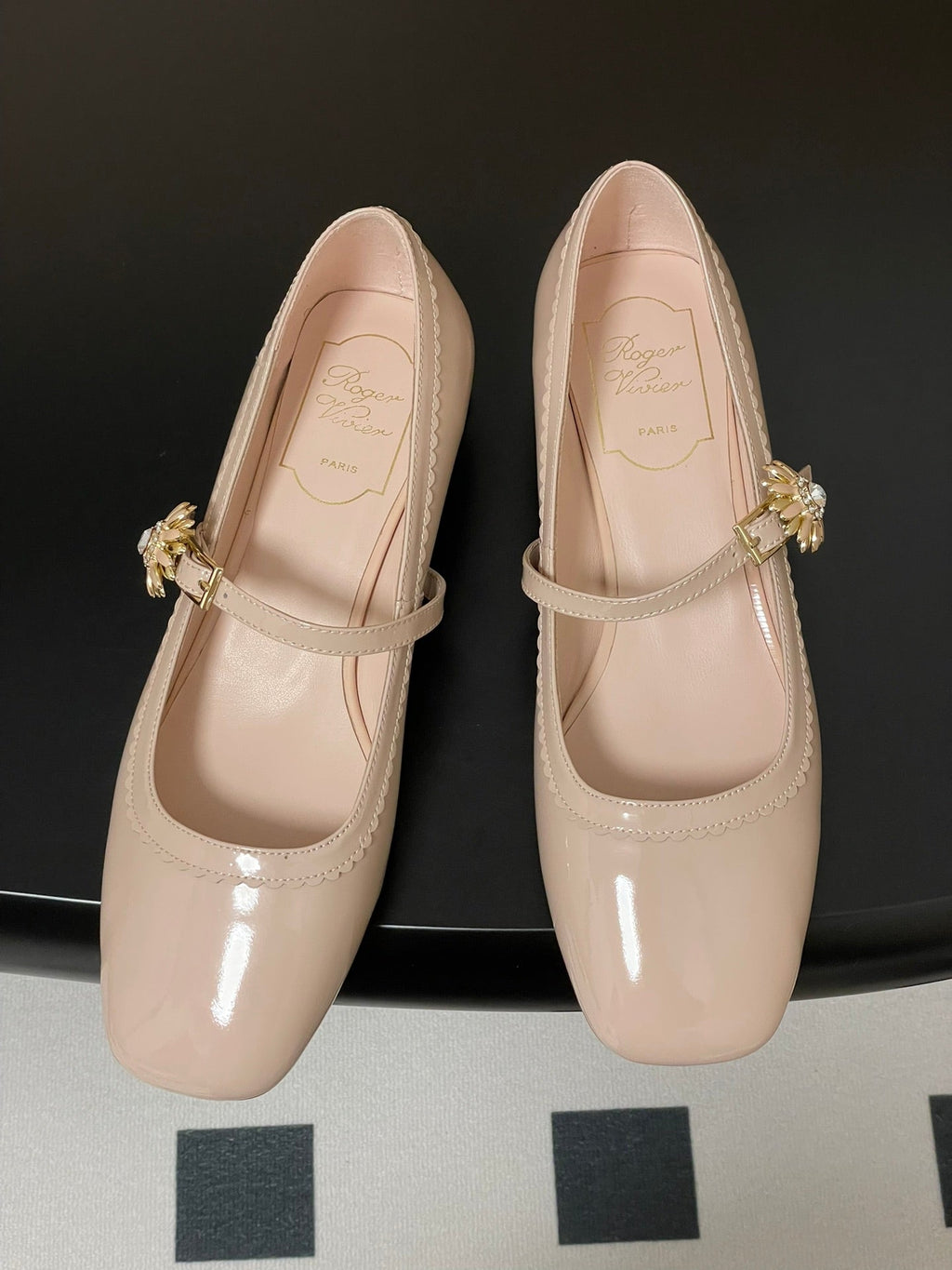 TRÈS VIVIER MARY JANE PUMPS IN BEIGE PATENT CALFSKIN