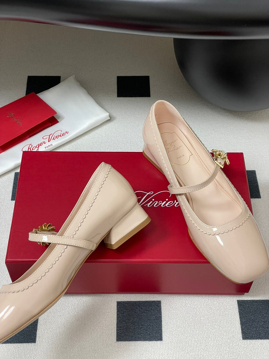 TRÈS VIVIER MARY JANE PUMPS IN BEIGE PATENT CALFSKIN