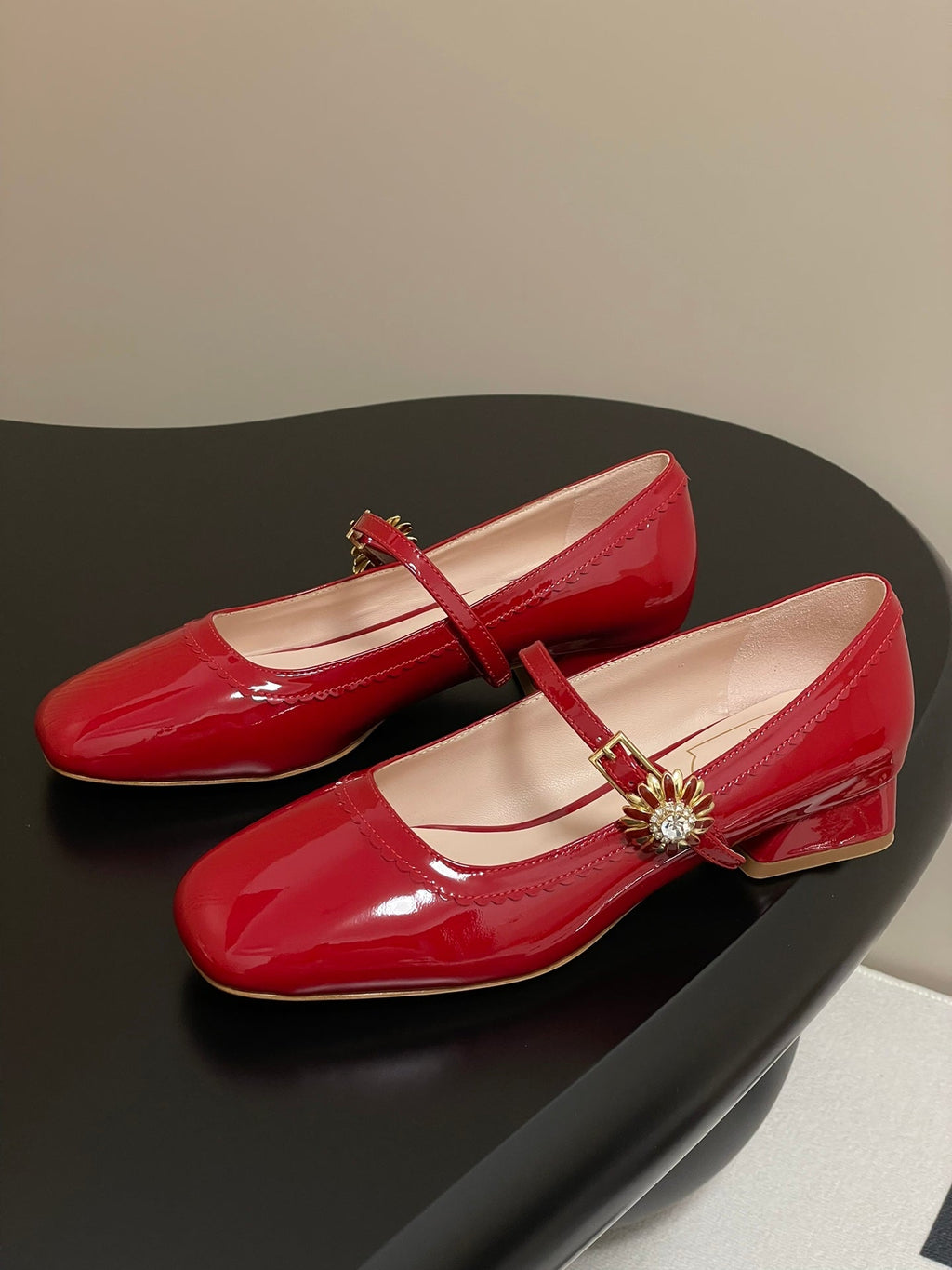 TRÈS VIVIER MARY JANE PUMPS IN RED PATENT CALFSKIN