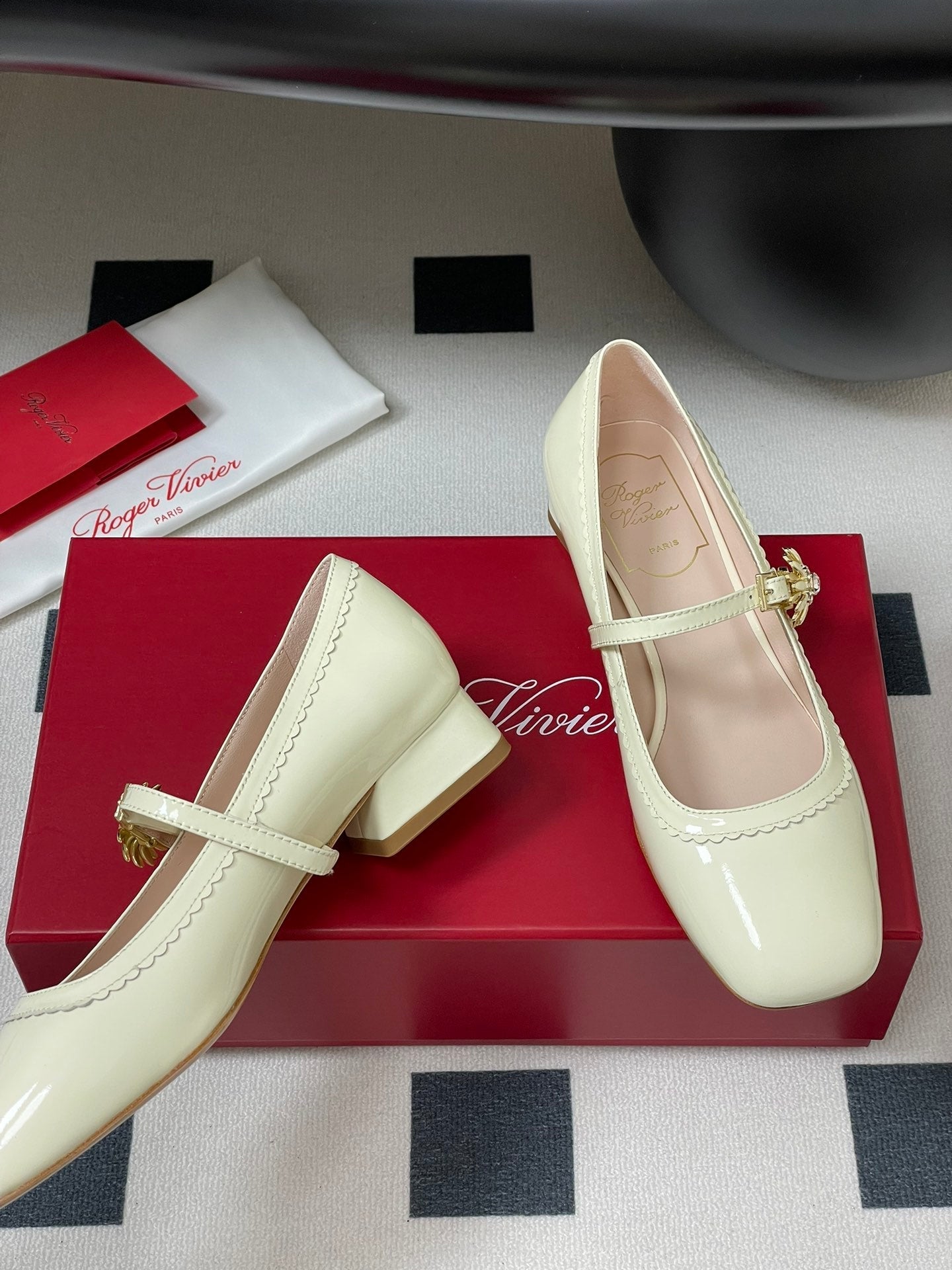 TRÈS VIVIER MARY JANE PUMPS IN CREAM PATENT CALFSKIN