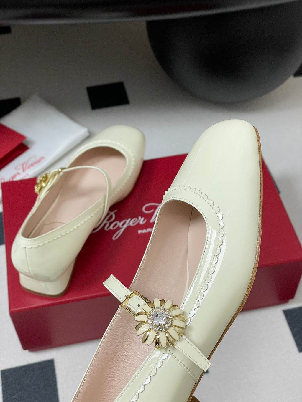 TRÈS VIVIER MARY JANE PUMPS IN CREAM PATENT CALFSKIN