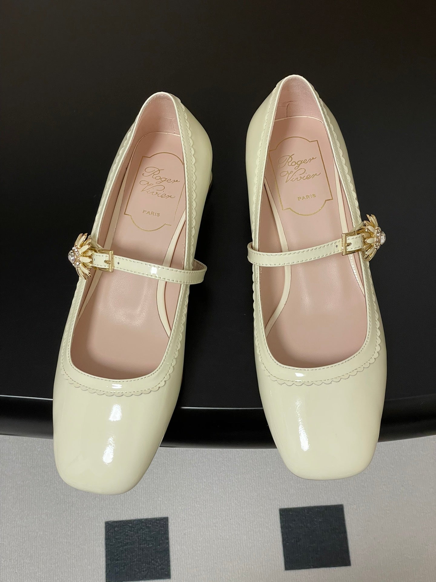 TRÈS VIVIER MARY JANE PUMPS IN CREAM PATENT CALFSKIN