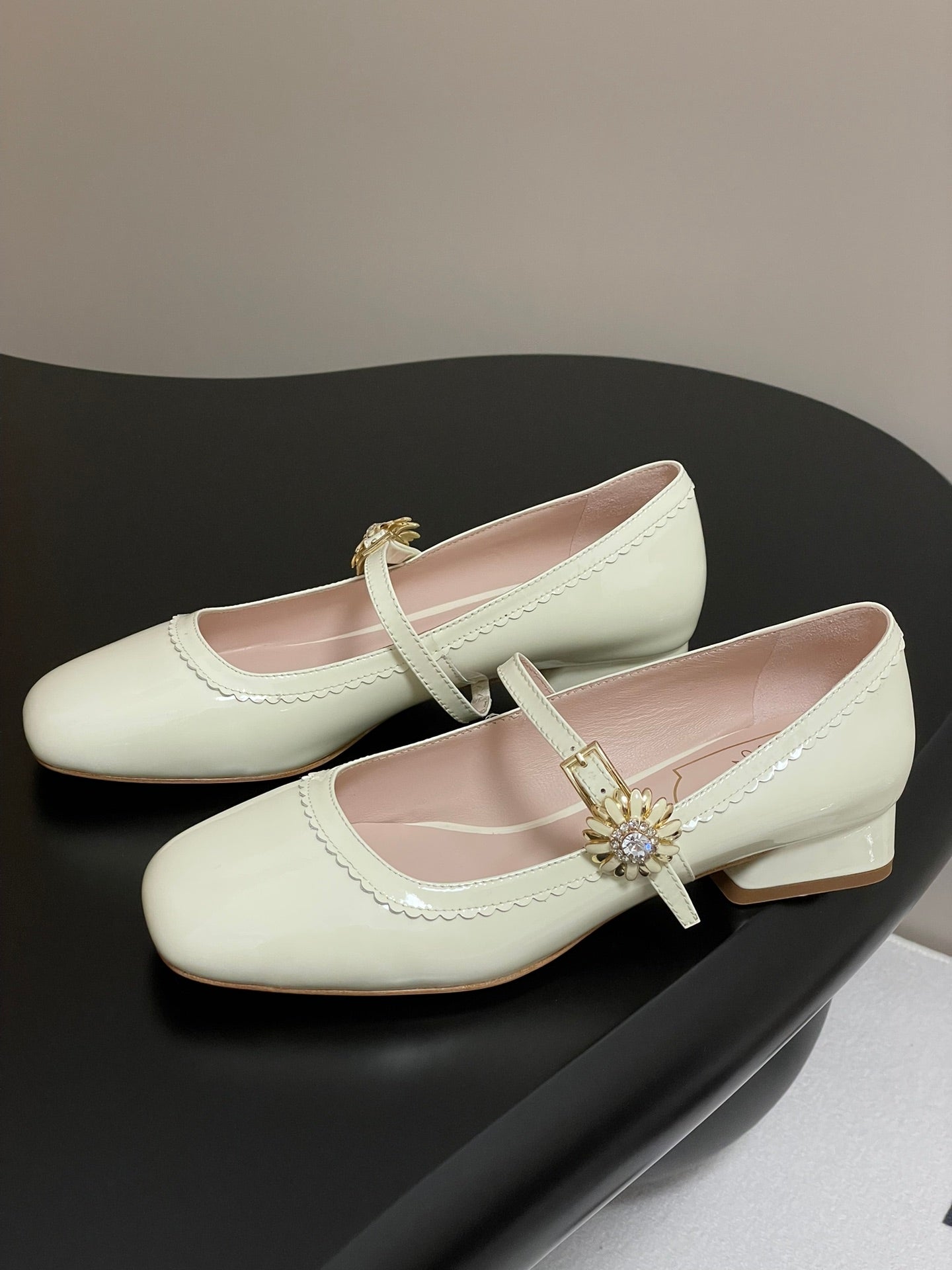 TRÈS VIVIER MARY JANE PUMPS IN CREAM PATENT CALFSKIN