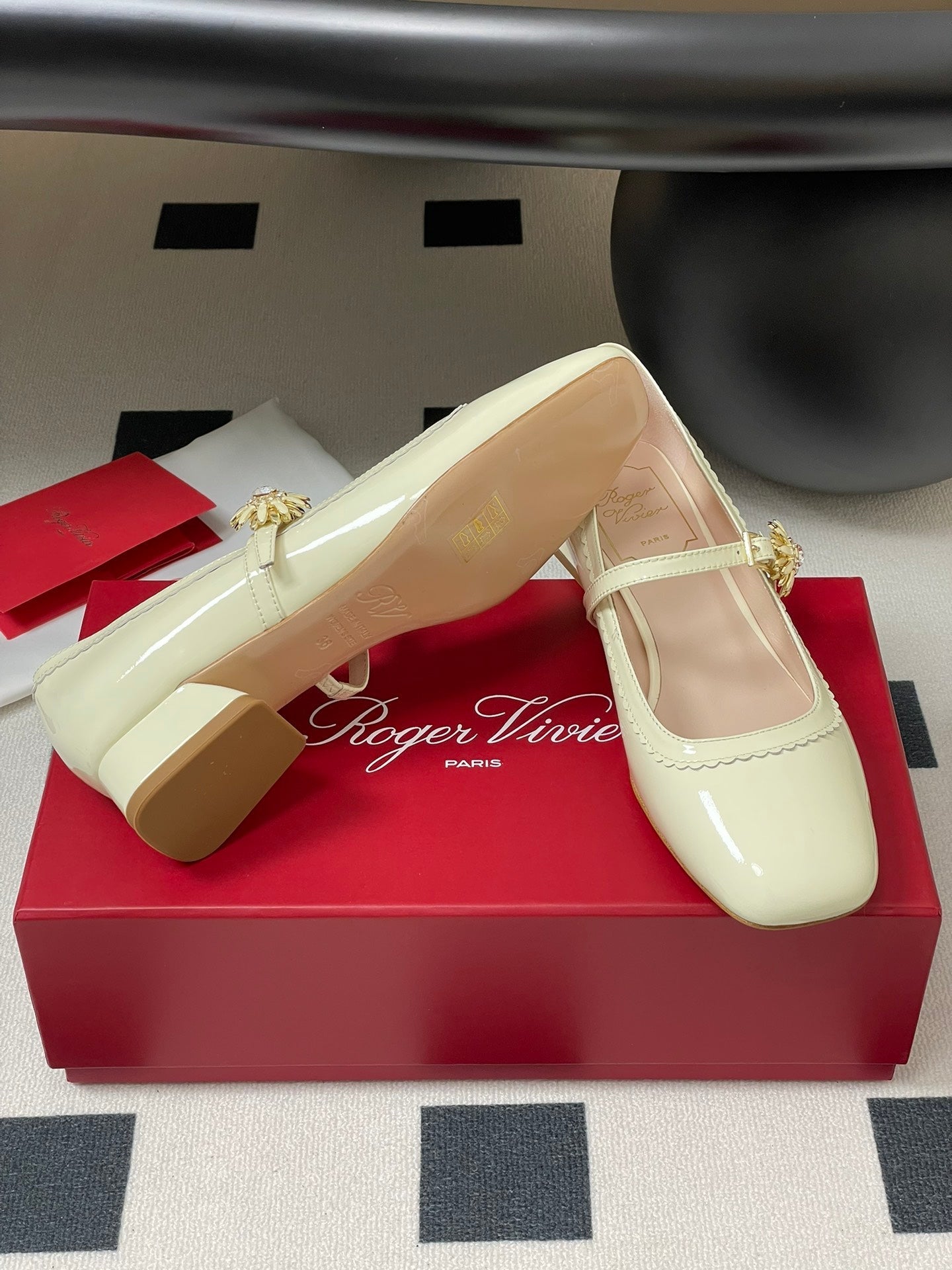 TRÈS VIVIER MARY JANE PUMPS IN CREAM PATENT CALFSKIN