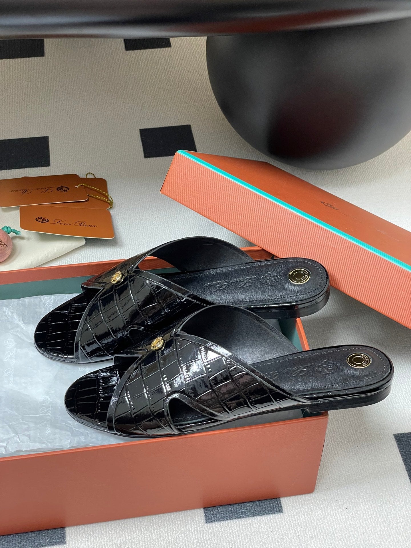 FLAT SLIPPERS IN BLACK CALFSKIN SNAKE EMBOSSING