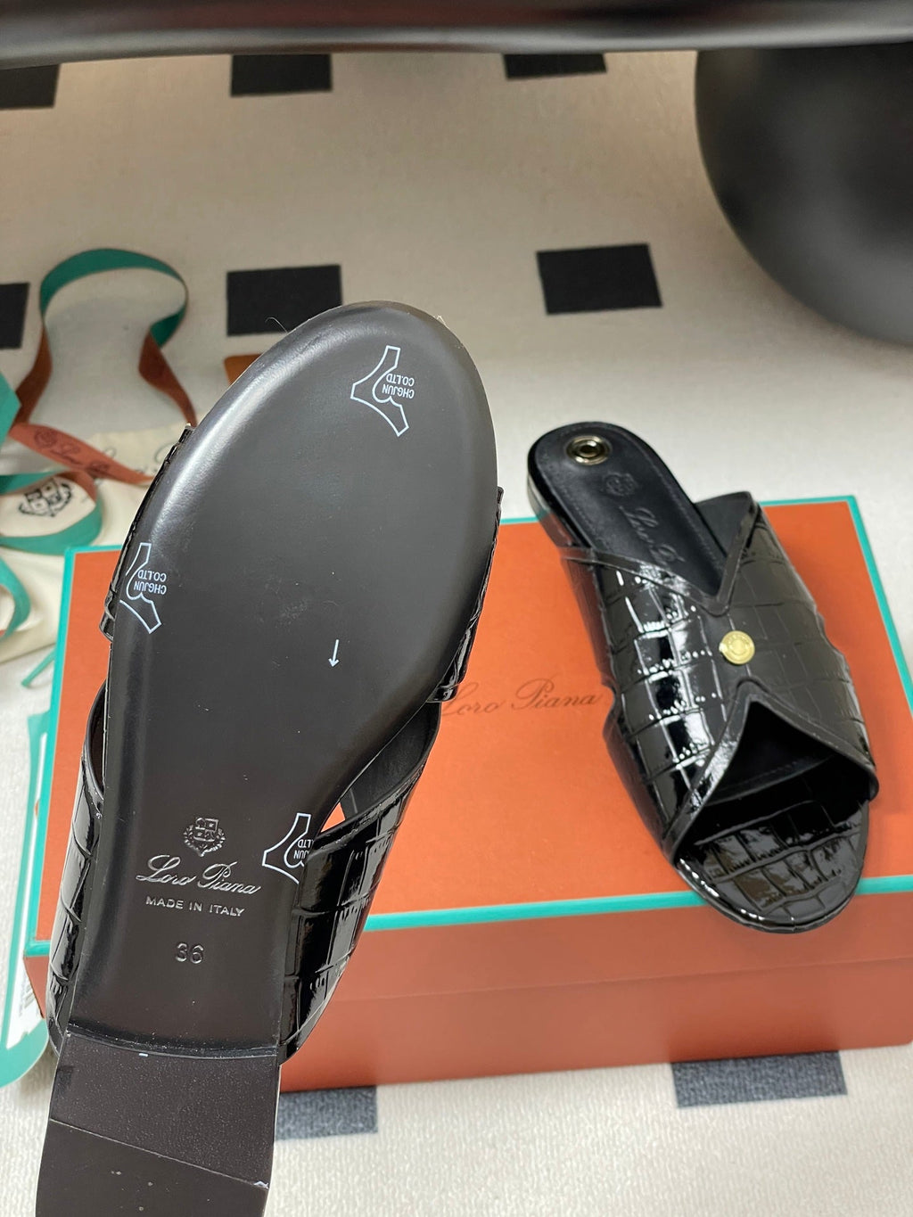 FLAT SLIPPERS IN BLACK CALFSKIN SNAKE EMBOSSING