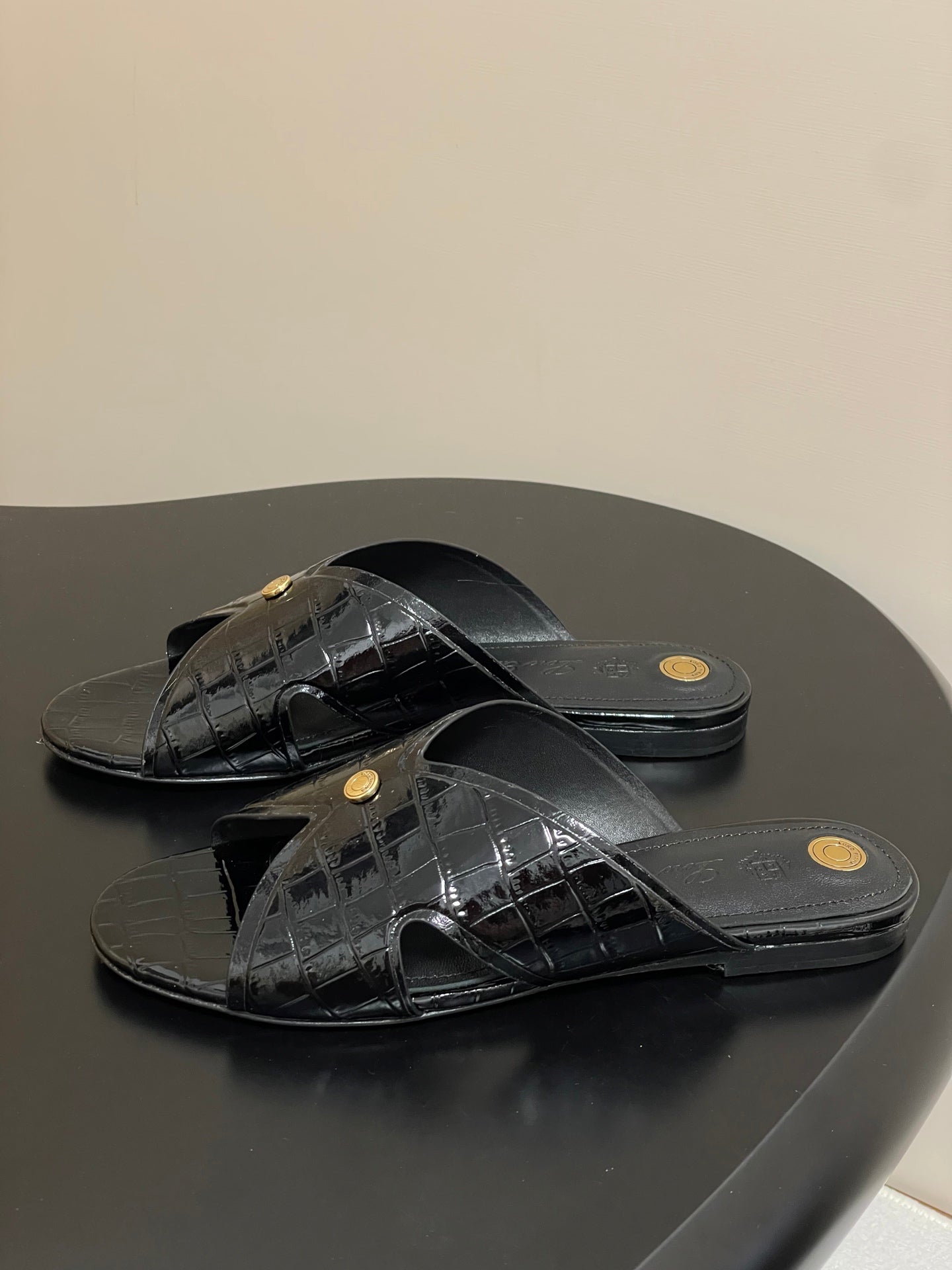 FLAT SLIPPERS IN BLACK CALFSKIN SNAKE EMBOSSING
