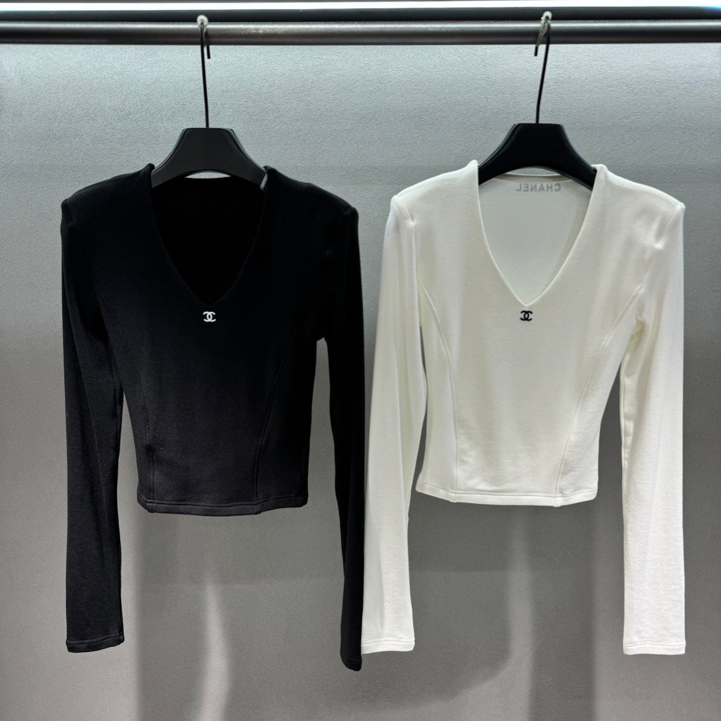 CHANEL 25S V-NECK T-SHIRT 608