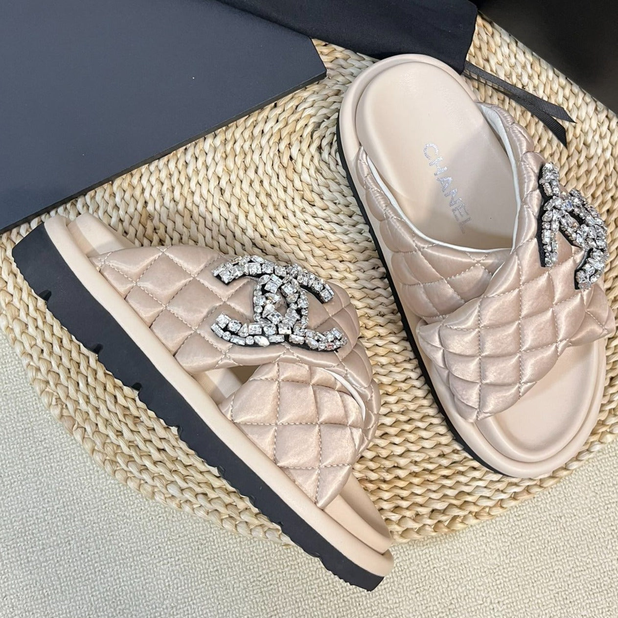 Women's slippers with two crossed straps sheepskins beige cream