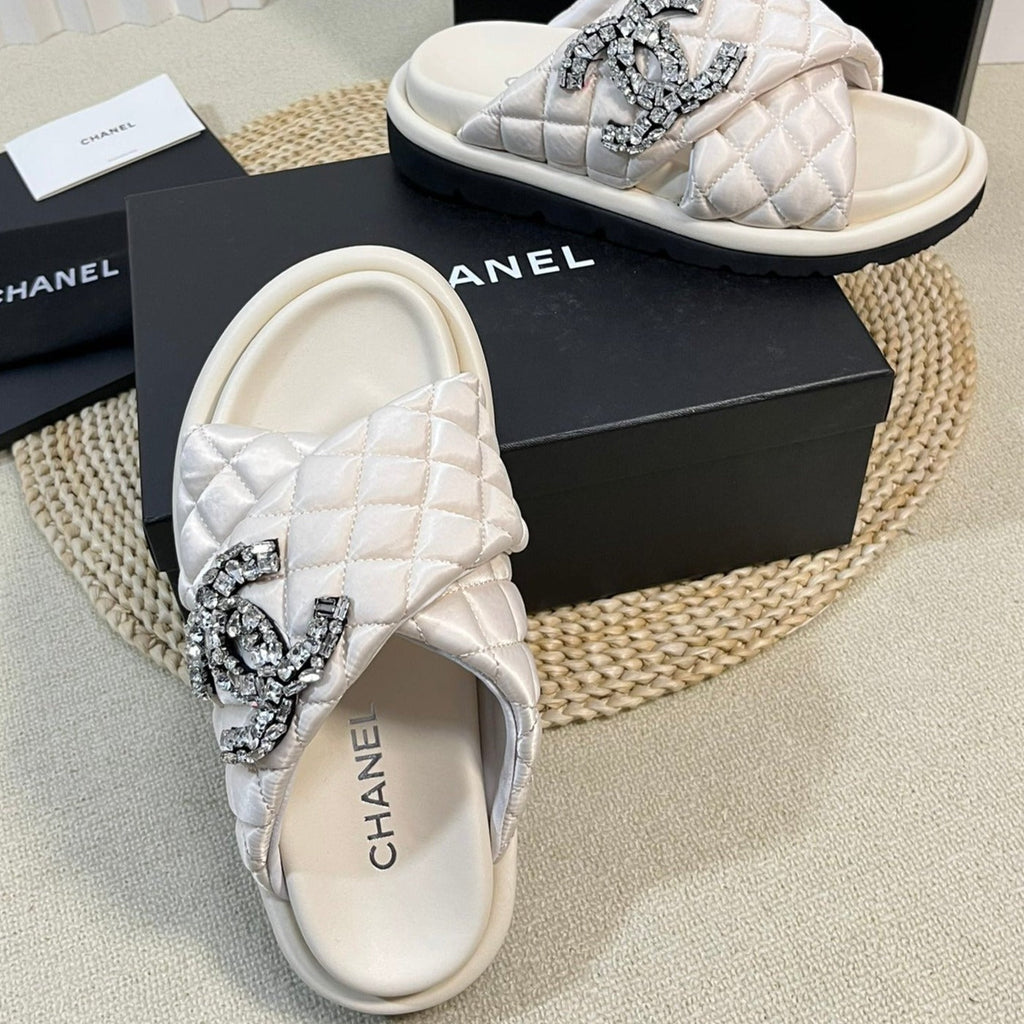 Women's slippers with two crossed straps sheepskins white cream