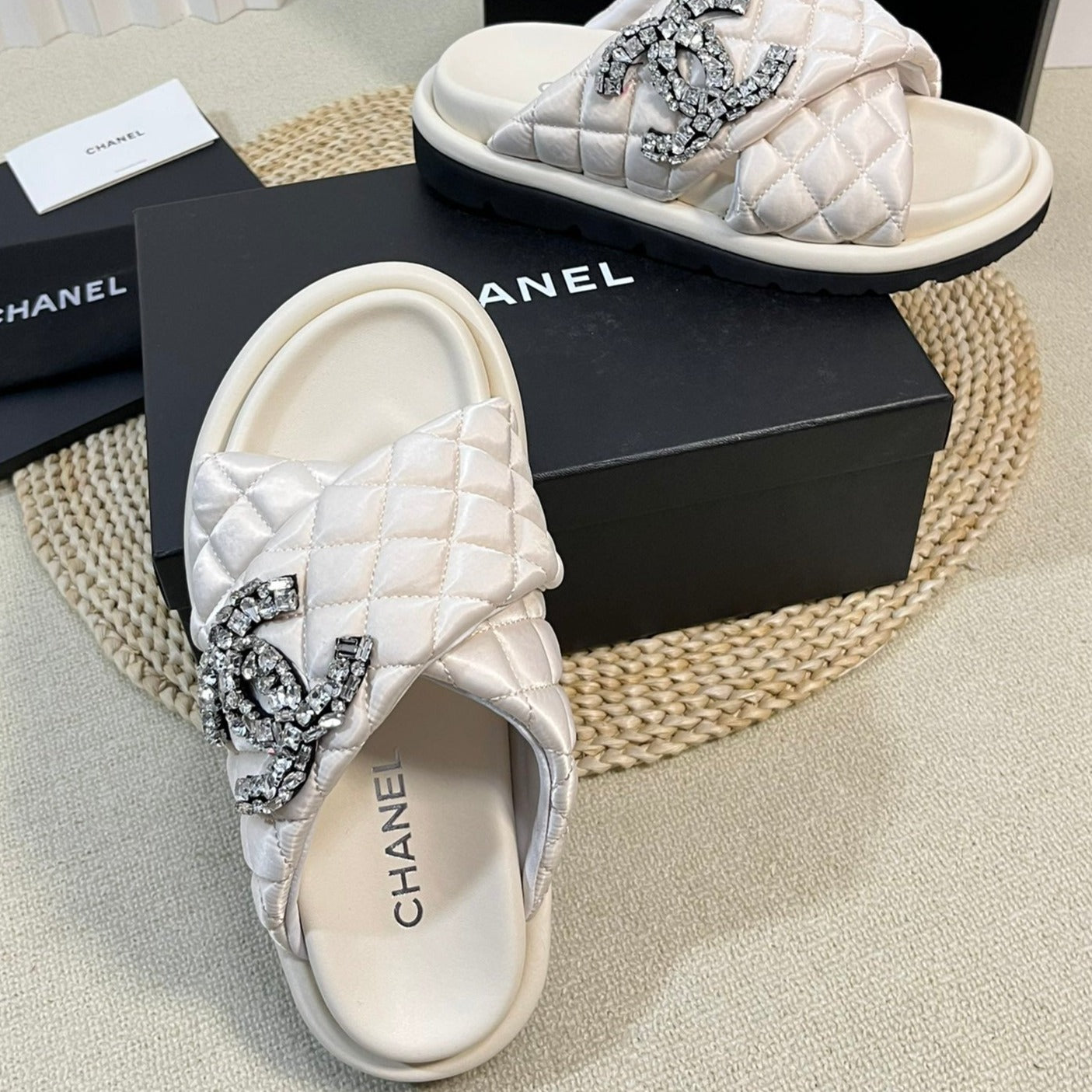 Women's slippers with two crossed straps sheepskins white cream