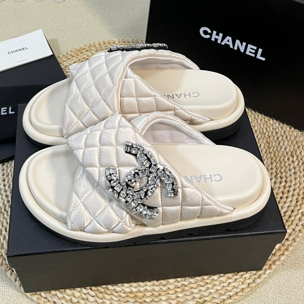 Women's slippers with two crossed straps sheepskins white cream