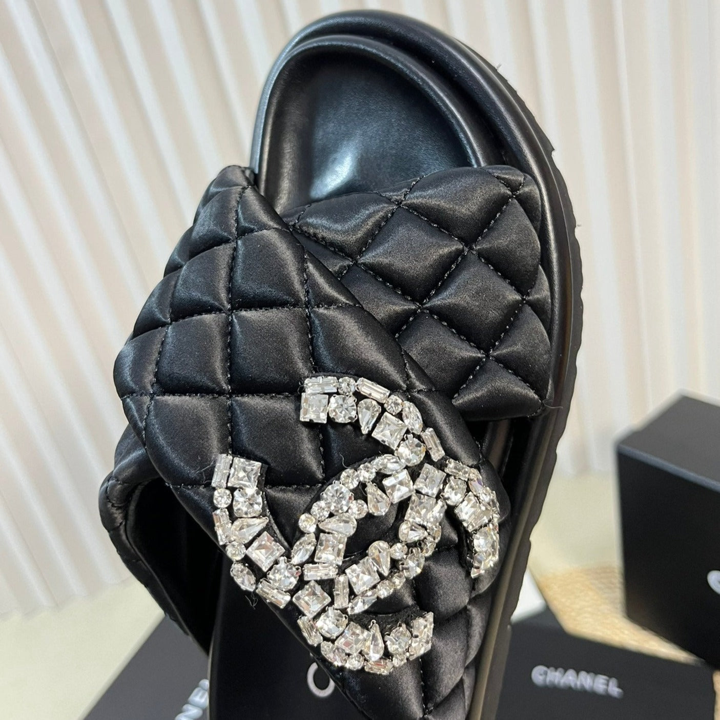 Women's slippers with two crossed straps sheepskins black