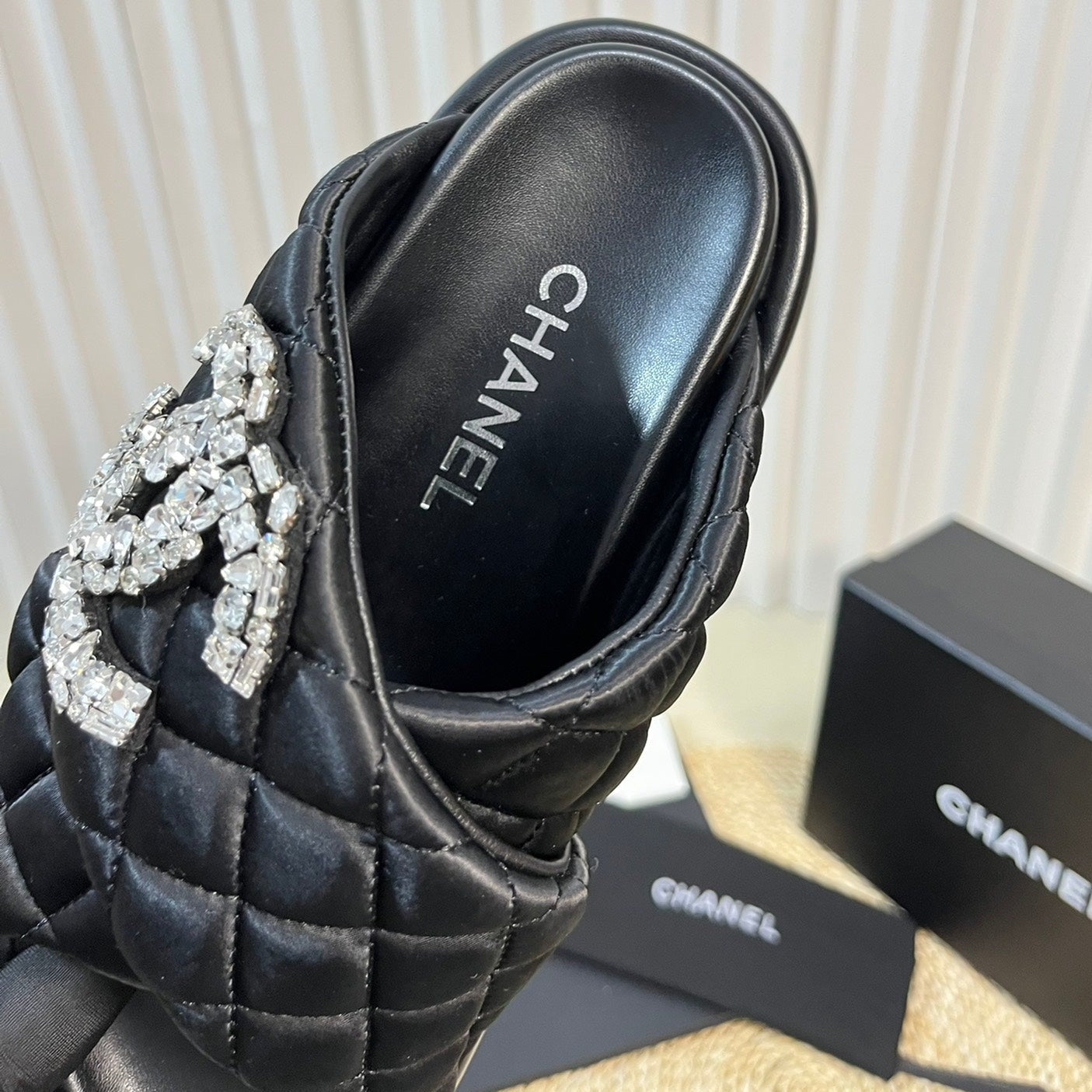 Women's slippers with two crossed straps sheepskins black