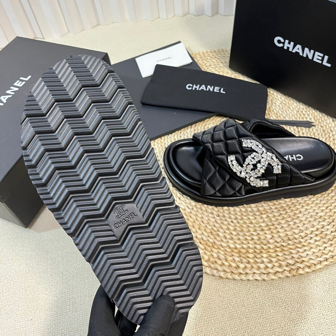 Women's slippers with two crossed straps sheepskins black