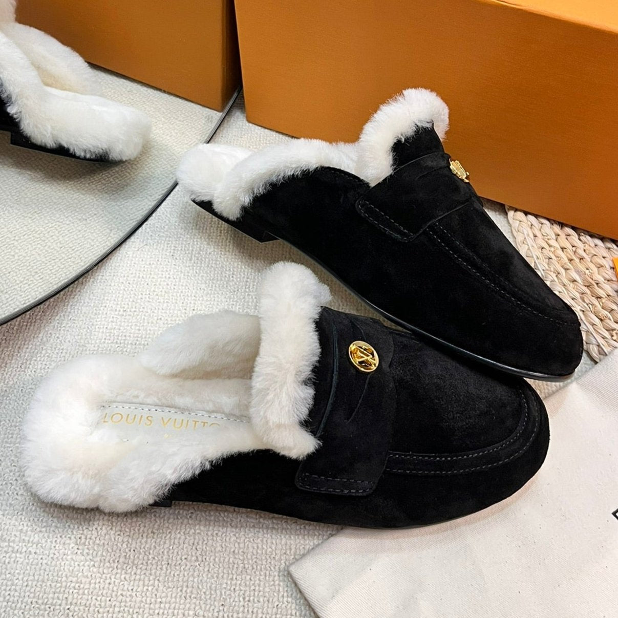 LV COSY FLAT COMFORT CLOG IN BLACK SUEDE AND SHEARLING LINING
